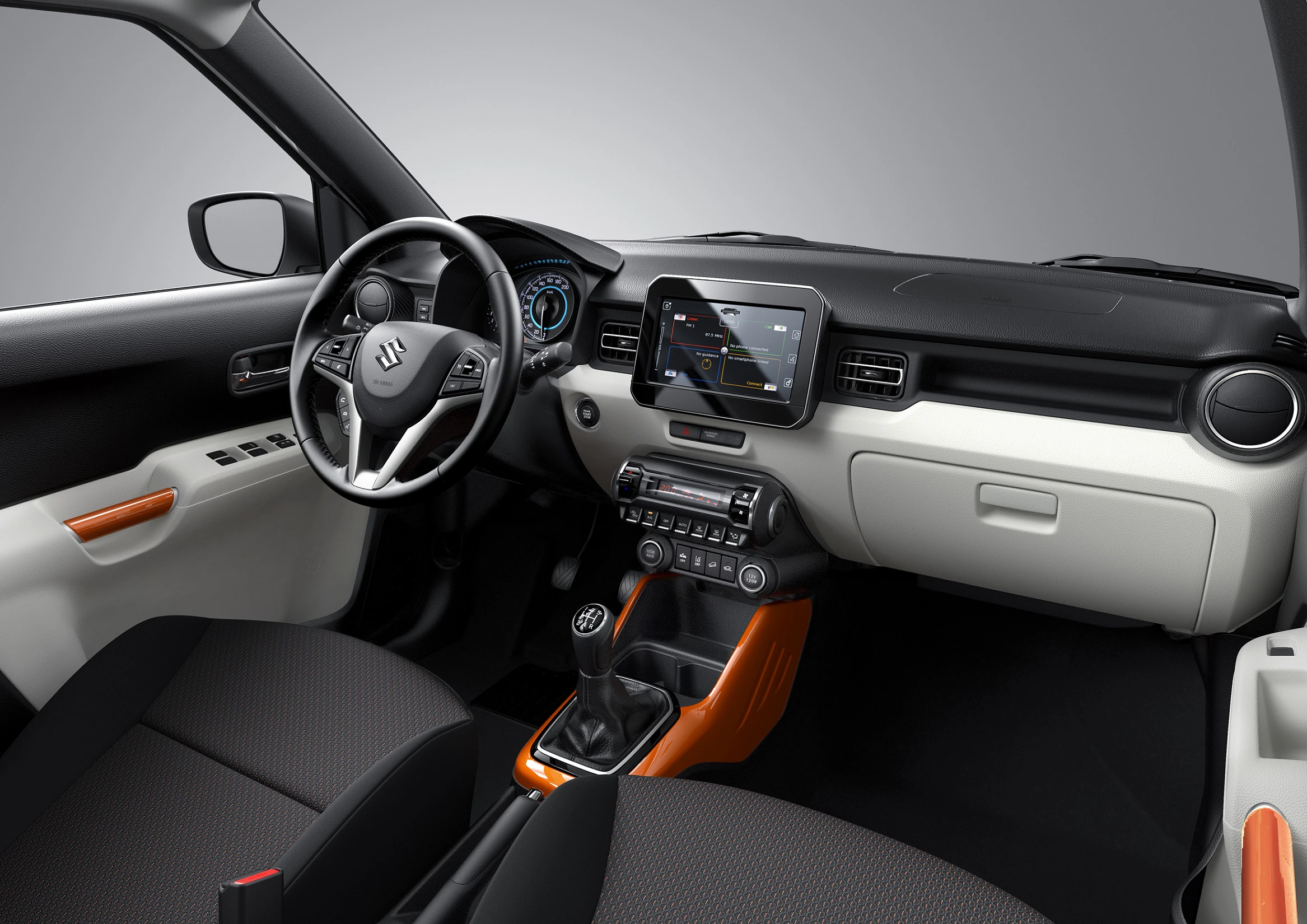 Innenraum eines Autos mit modernem Armaturenbrett, Touchscreen, Lenkrad und Schalthebel. Schwarze und weiße Farbakzente.