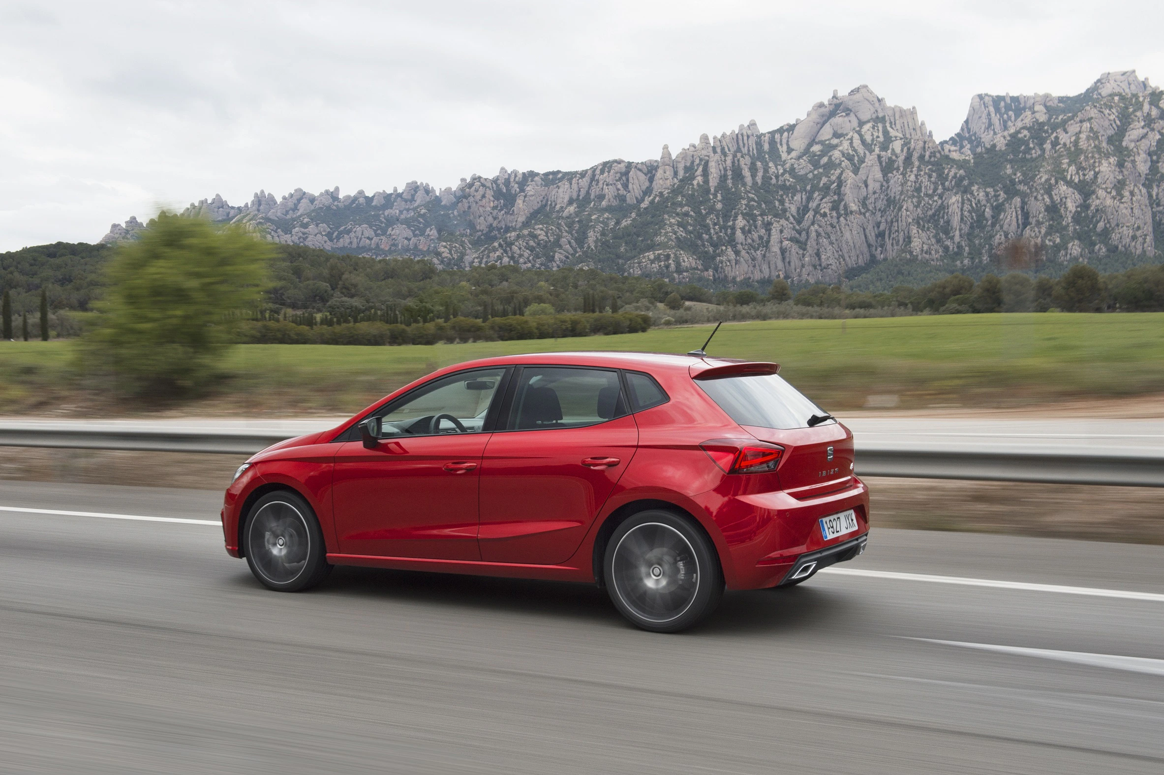 SEAT Ibiza Aussenansicht Seite schräg dynamisch rot