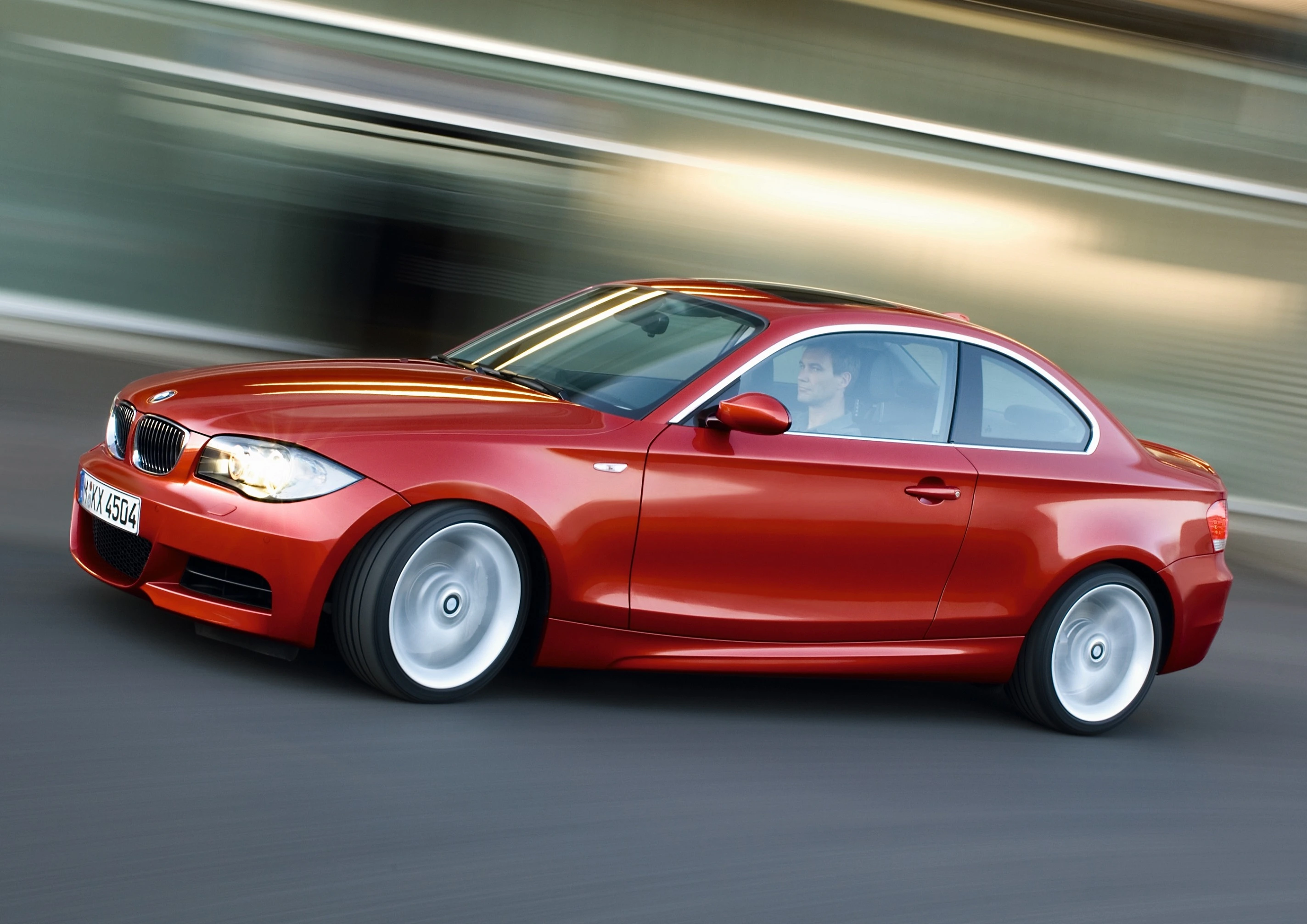 BMW 1er Coupé E82 Aussenansicht Seite schräg dynamisch rot