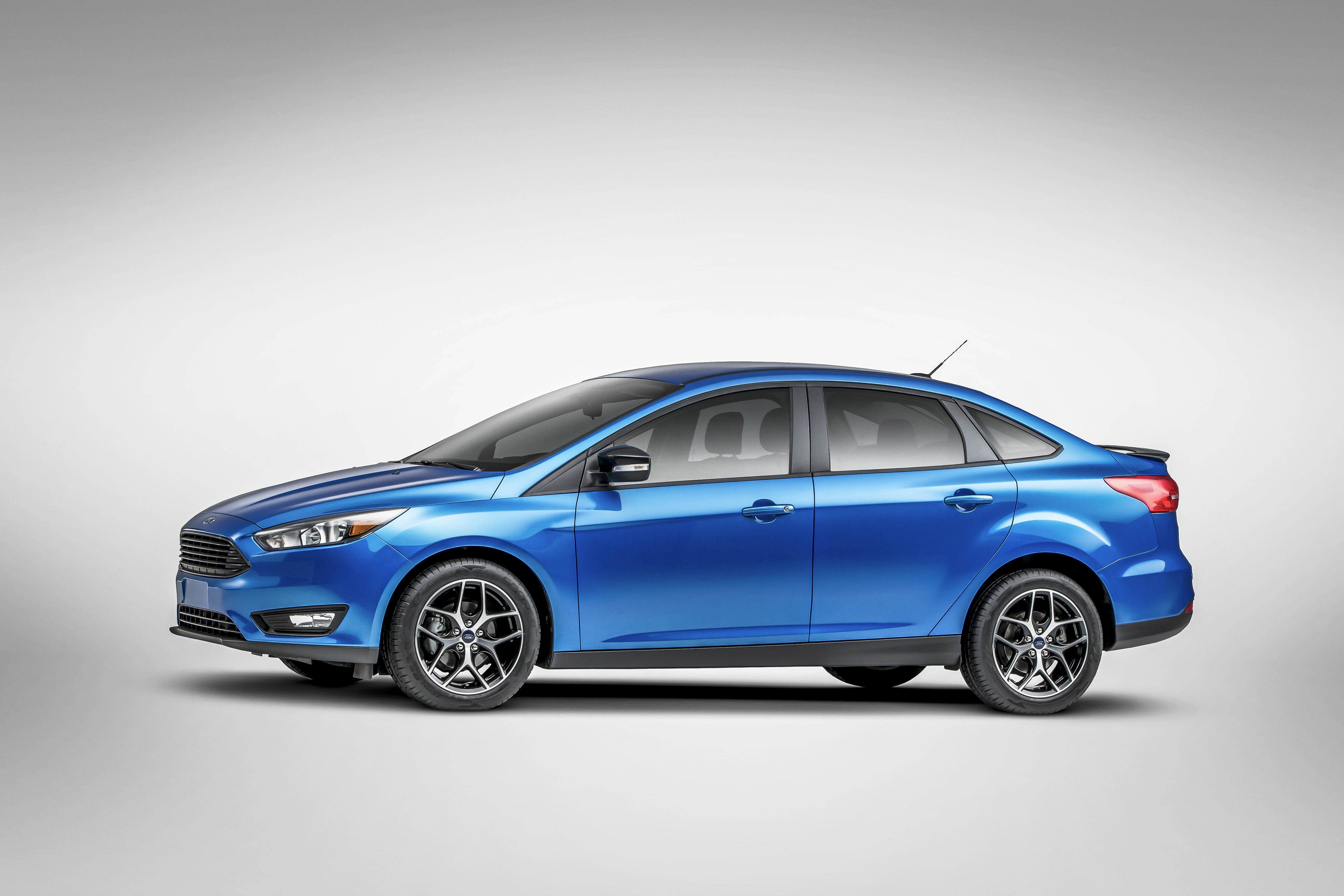 Blaues Auto, Seitenansicht, auf grauem Hintergrund. Limousine mit modernem Design, eleganten Linien und schwarzen Felgen.