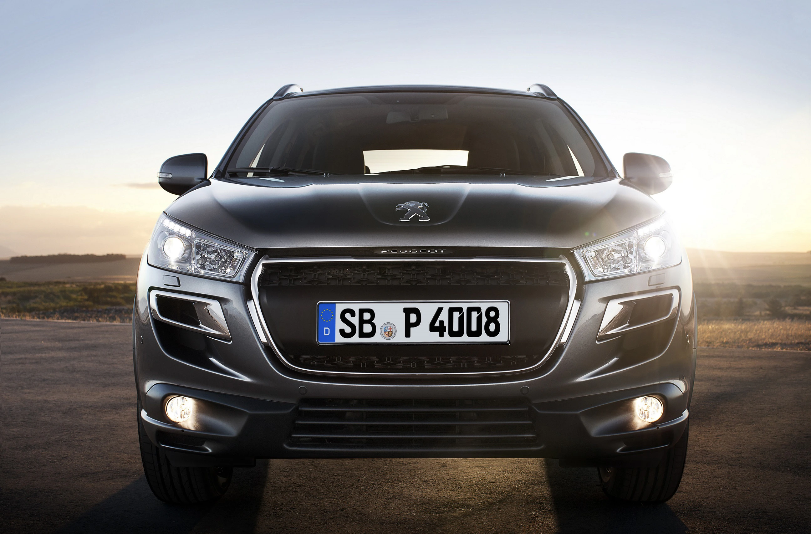 Peugeot SUV in Frontalansicht auf einer Landstraße bei Sonnenuntergang, mit deutschem Kennzeichen "SB P 4008".