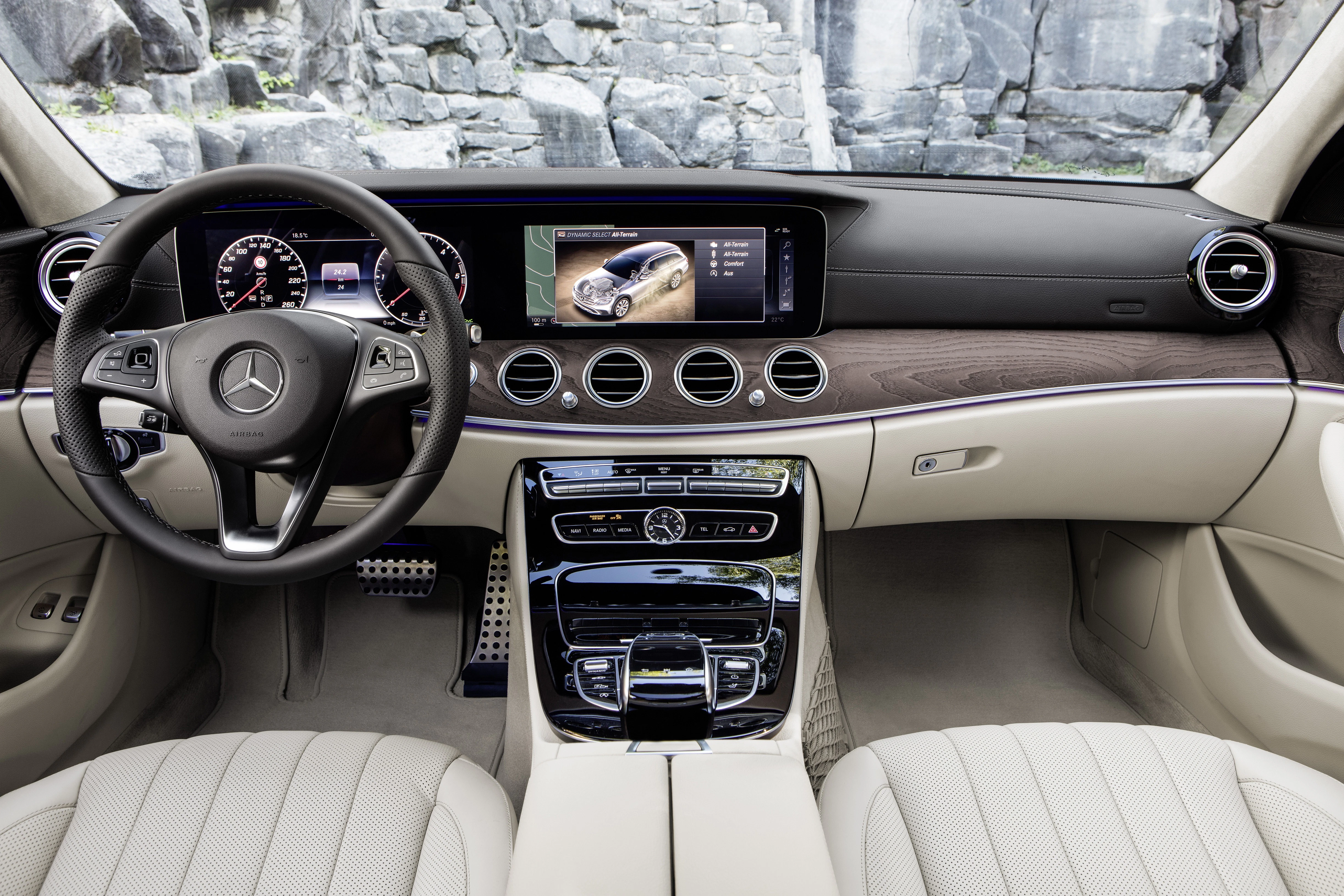 Innenraum eines Mercedes-Benz mit Ledersitzen, elegantem Armaturenbrett, großem Display und modernem Lenkrad.