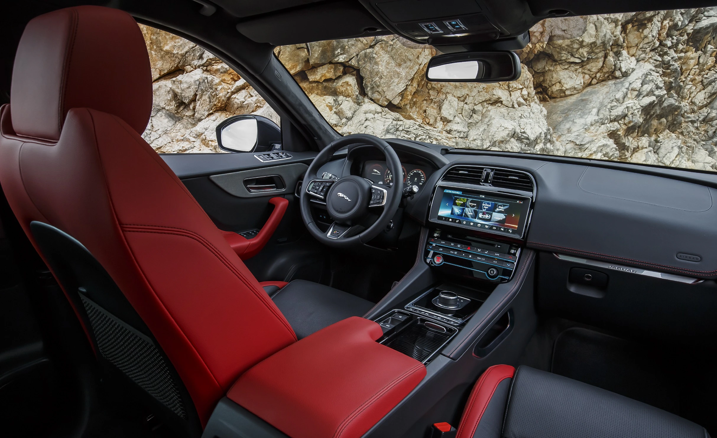 Jaguar F-Pace X761 Innenansicht statisch Vordersitze und Armaturenbrett beifahrerseitig