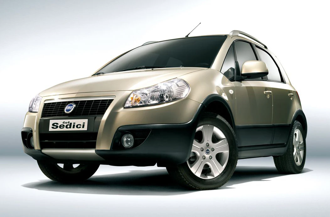 Beiger Fiat Sedici SUV auf weißem Hintergrund, schräg von vorn fotografiert, mit glänzenden Details und markantem Logo.