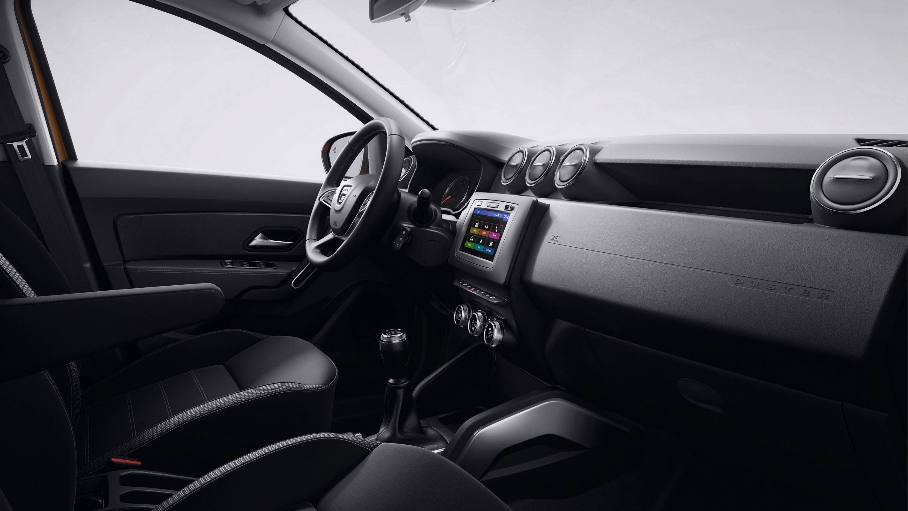 Innenraum eines Autos mit modernem Armaturenbrett, Touchscreen, Lenkrad und Lüftungsdüsen. Minimalistisches, schwarzes Design.