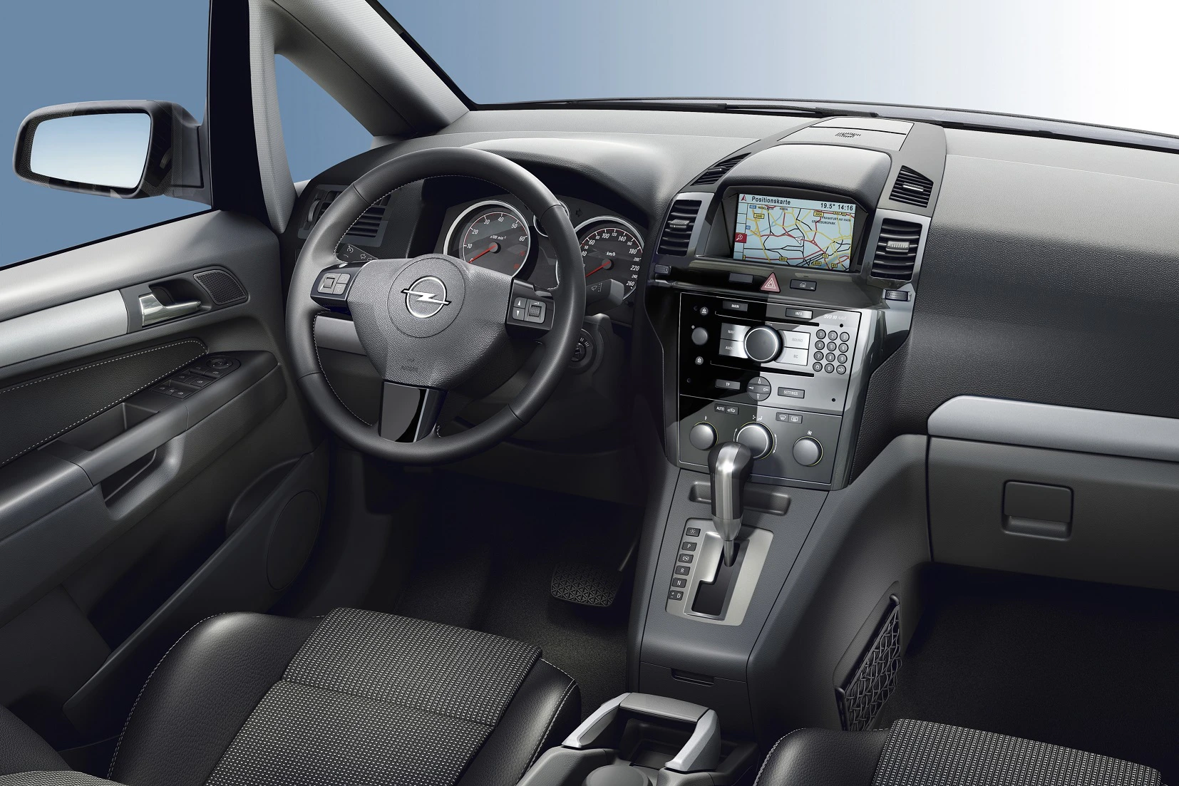 Innenraum eines Opel-Autos mit modernem Armaturenbrett, Navigationssystem, Lenkrad mit mehreren Anzeigen und Automatikschaltung.