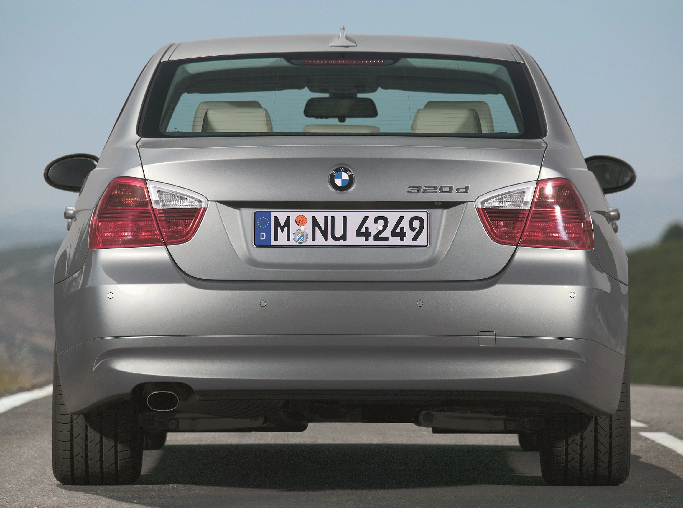 BMW 3er Limousine Aussenansicht Heck statisch grau