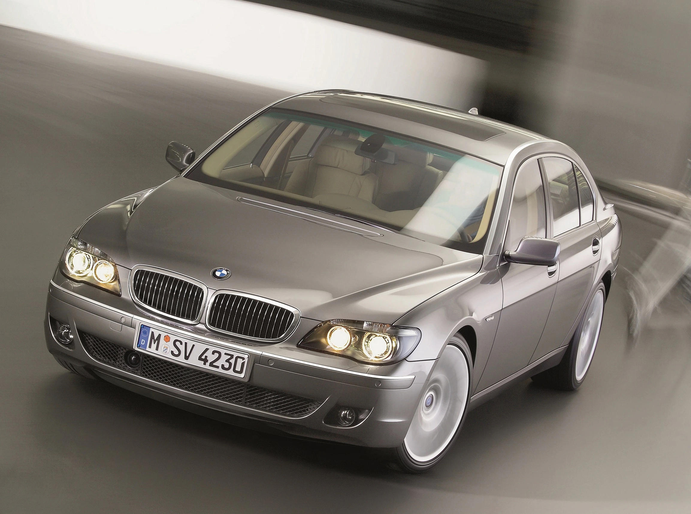 BMW 7er Limousine E65 LCI Aussenansicht Front schräg dynamisch grau