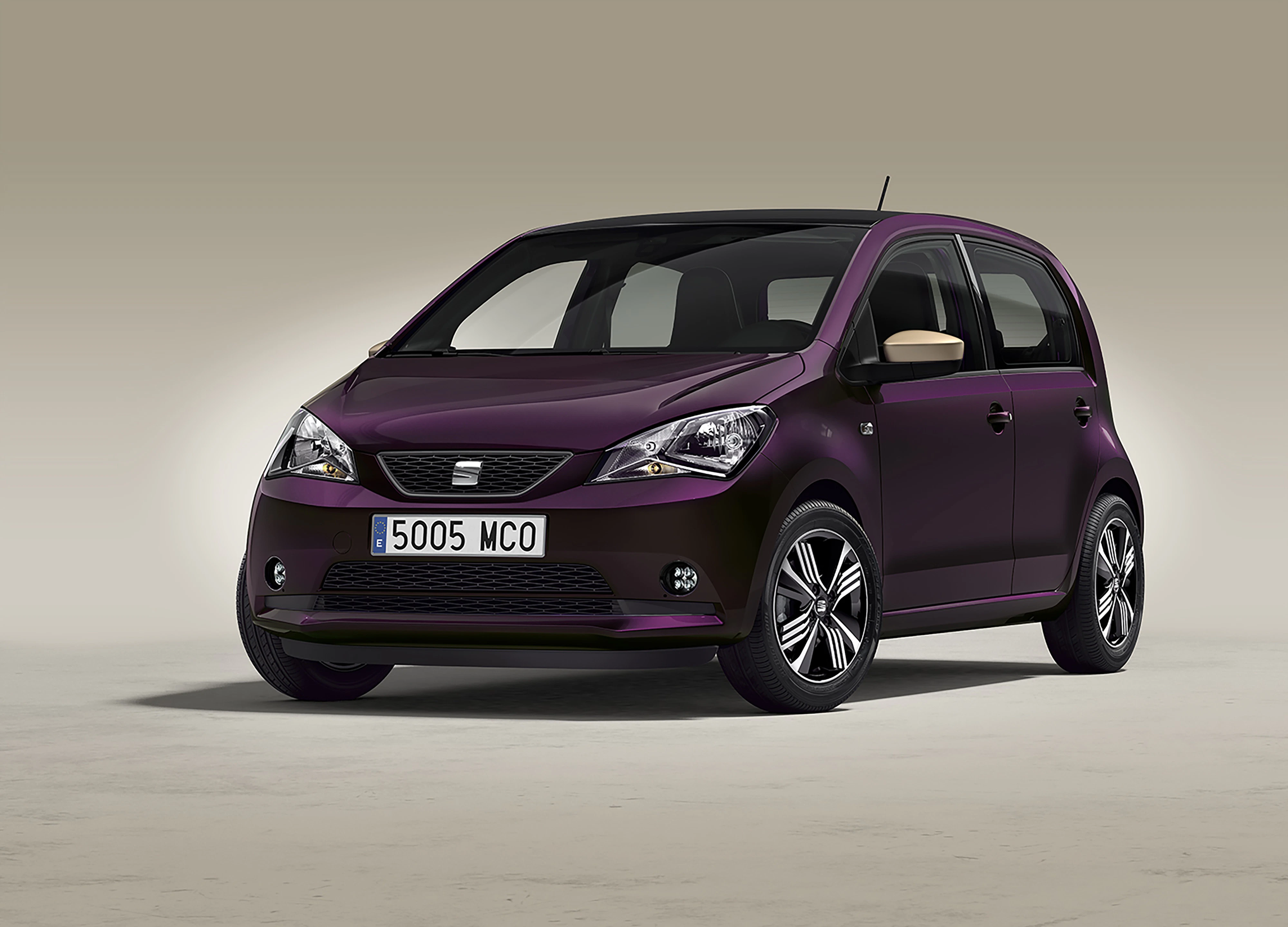 Dunkelvioletter SEAT Mii von vorne fotografiert, steht auf hellem Untergrund. Modernes Stadtauto mit fünf Türen und sportlichem Design.