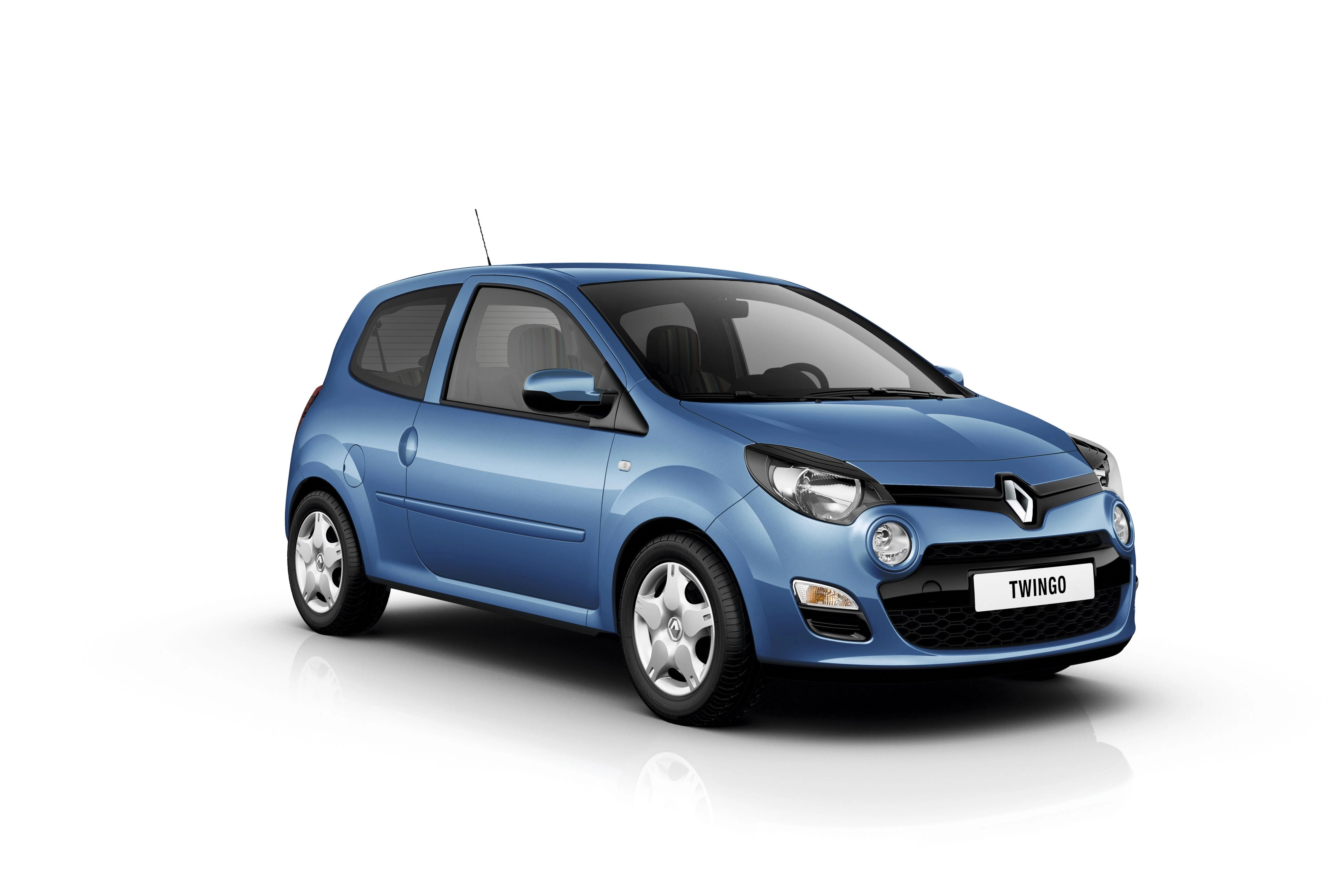 Blauer Renault Twingo Kleinwagen auf weißem Hintergrund, schräge Frontansicht.