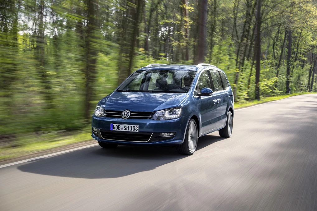 VW Sharan Aussenansicht Fron schräg dynamisch blau