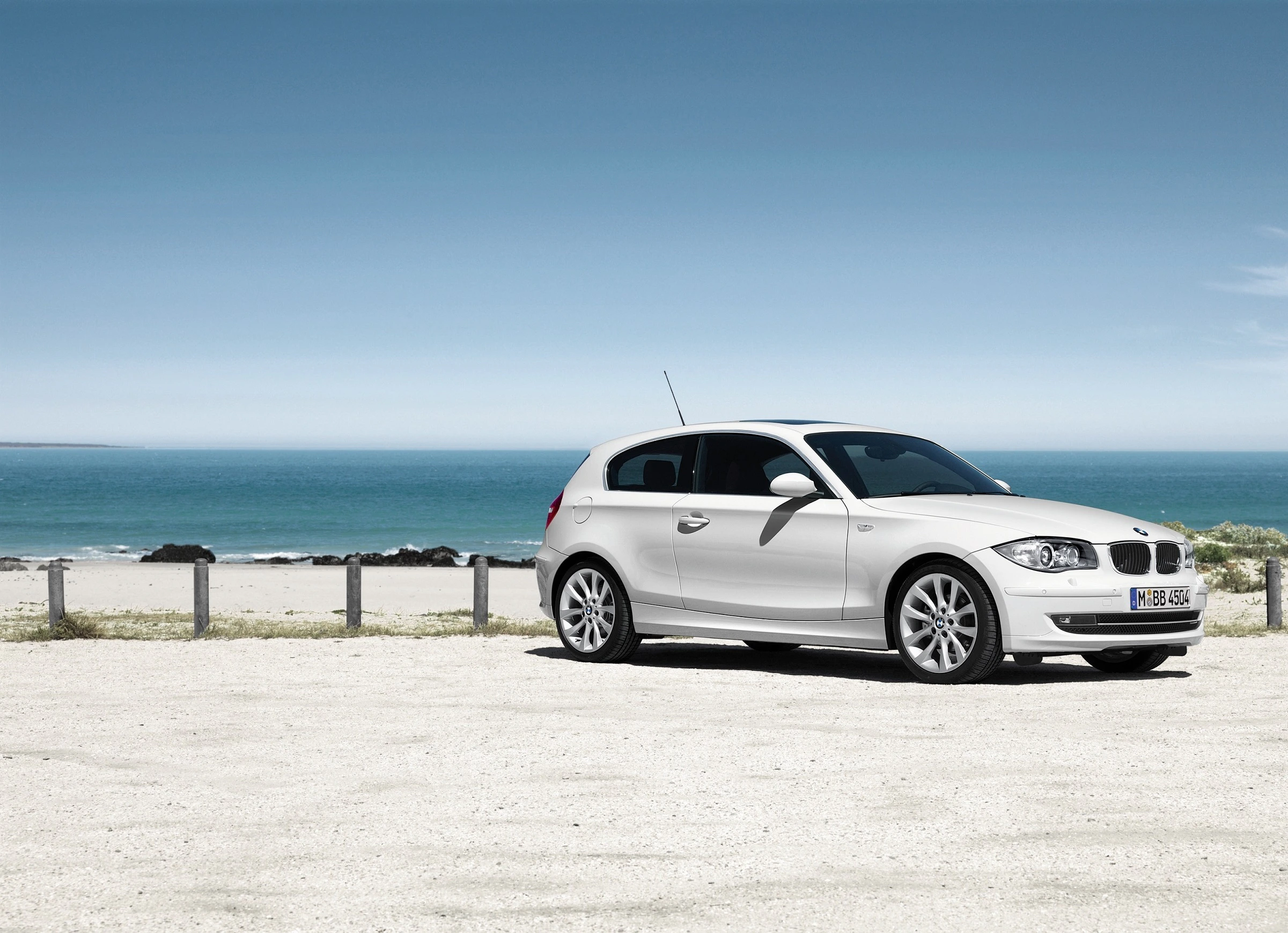 BMW 1er Dreitürer E81 Aussenansicht Seite schräg statisch weiss