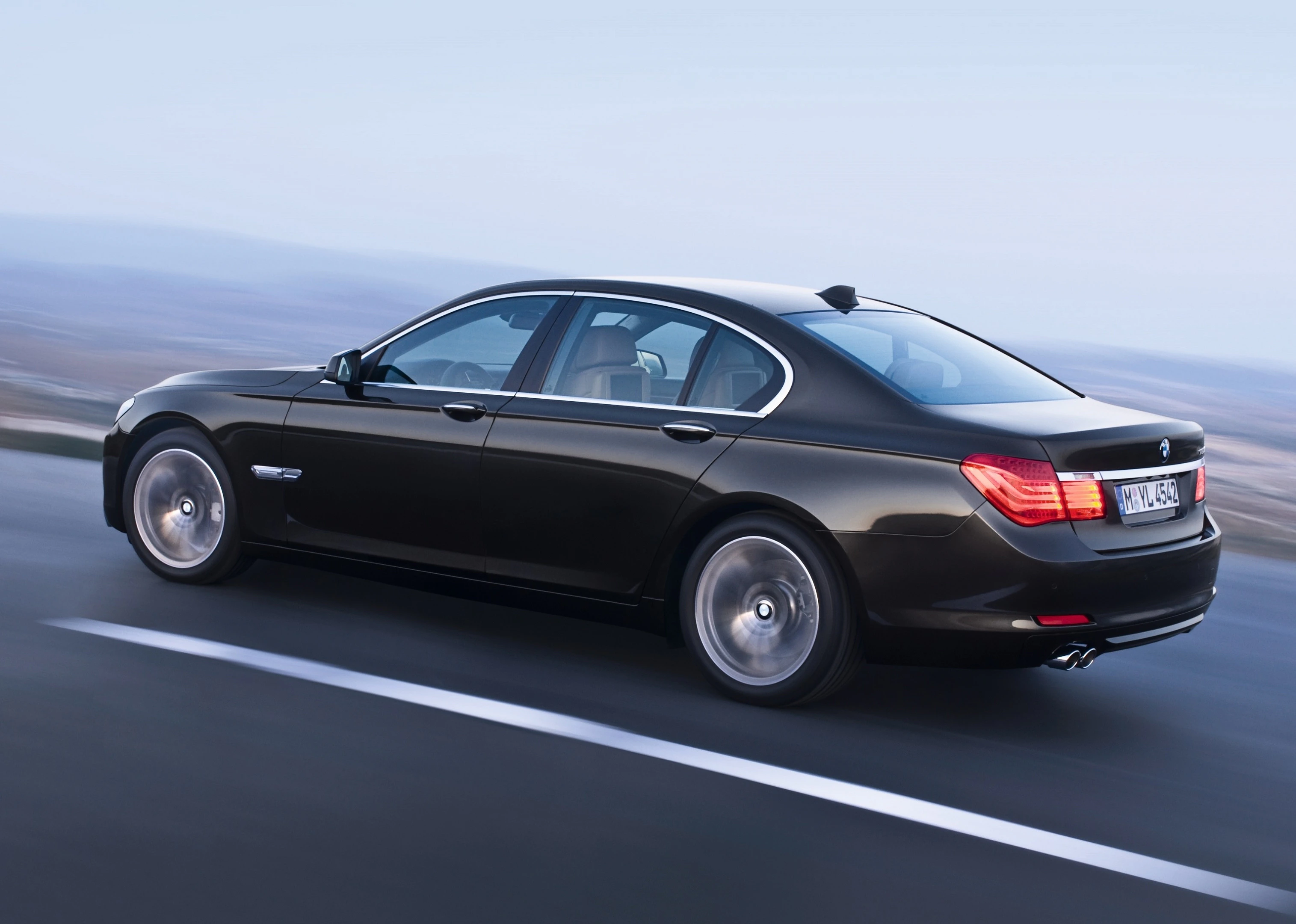BMW 7er Limousine F01 Aussenansicht Seite schräg dynamisch schwarz