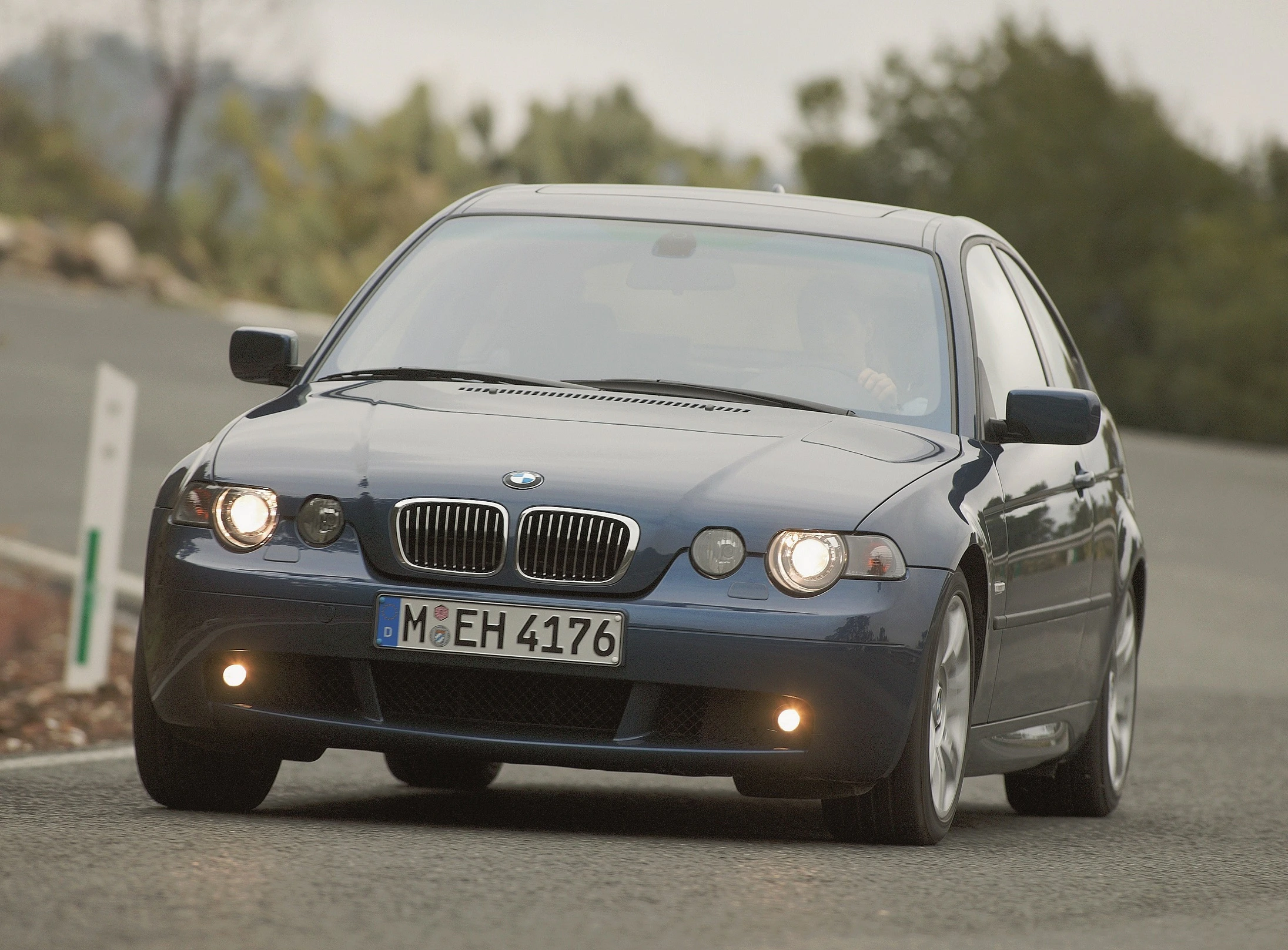 BMW 3er Compact E46 Aussenansicht Front schräg dynamisch blau