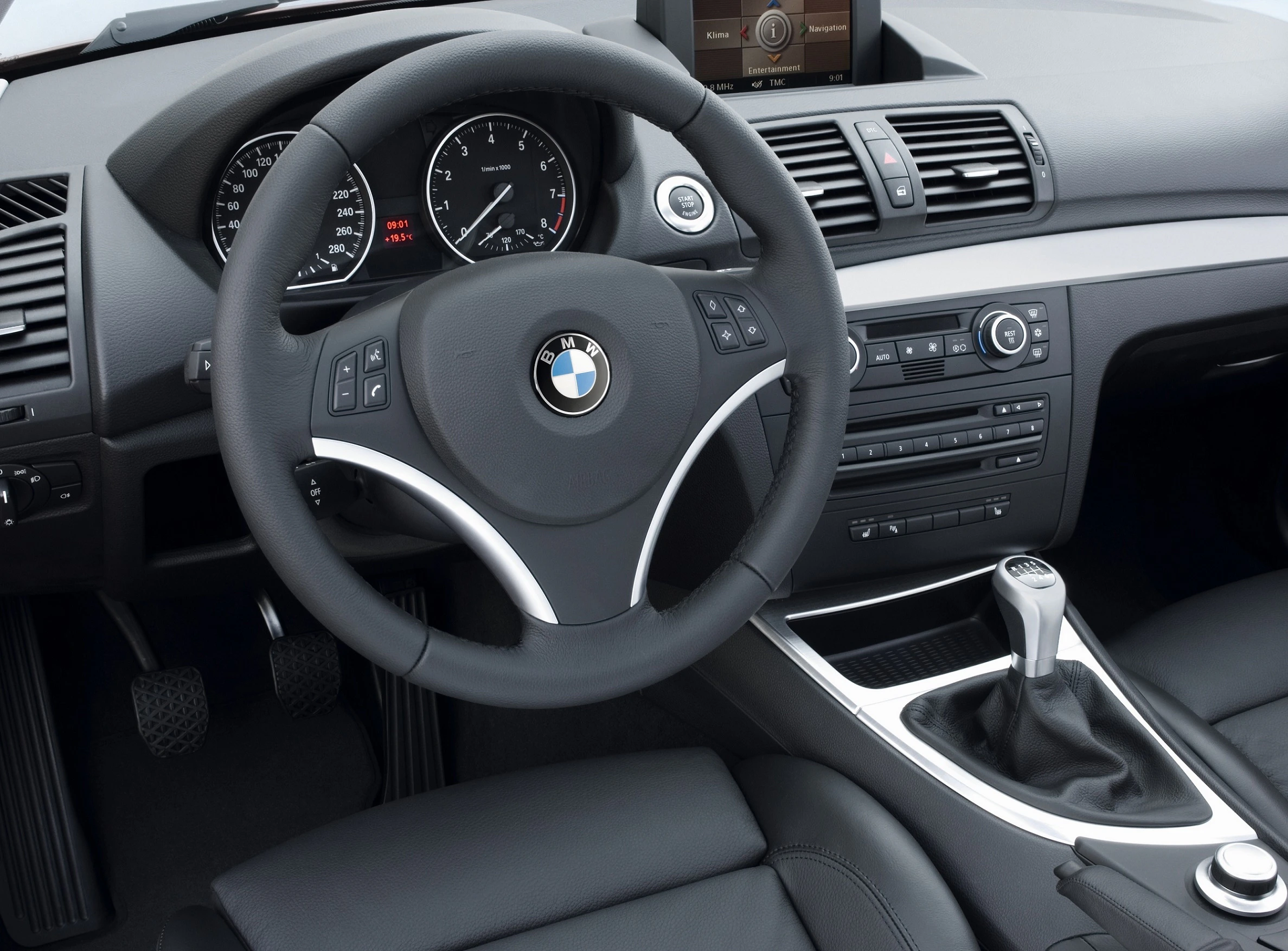 BMW 1er Coupé E82 Innenansicht statisch Vordersitze und Armaturenbrett fahrerseitig