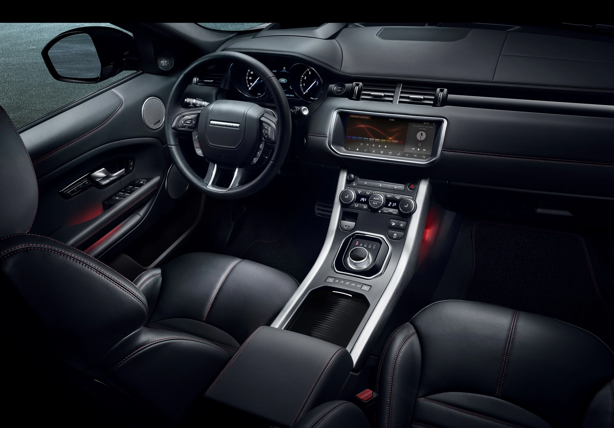 Luxuriöser Autoinnenraum mit Lederpolstern, modernem Lenkrad, digitalem Display und zentraler Konsole mit Bedienelementen und Schalthebel.