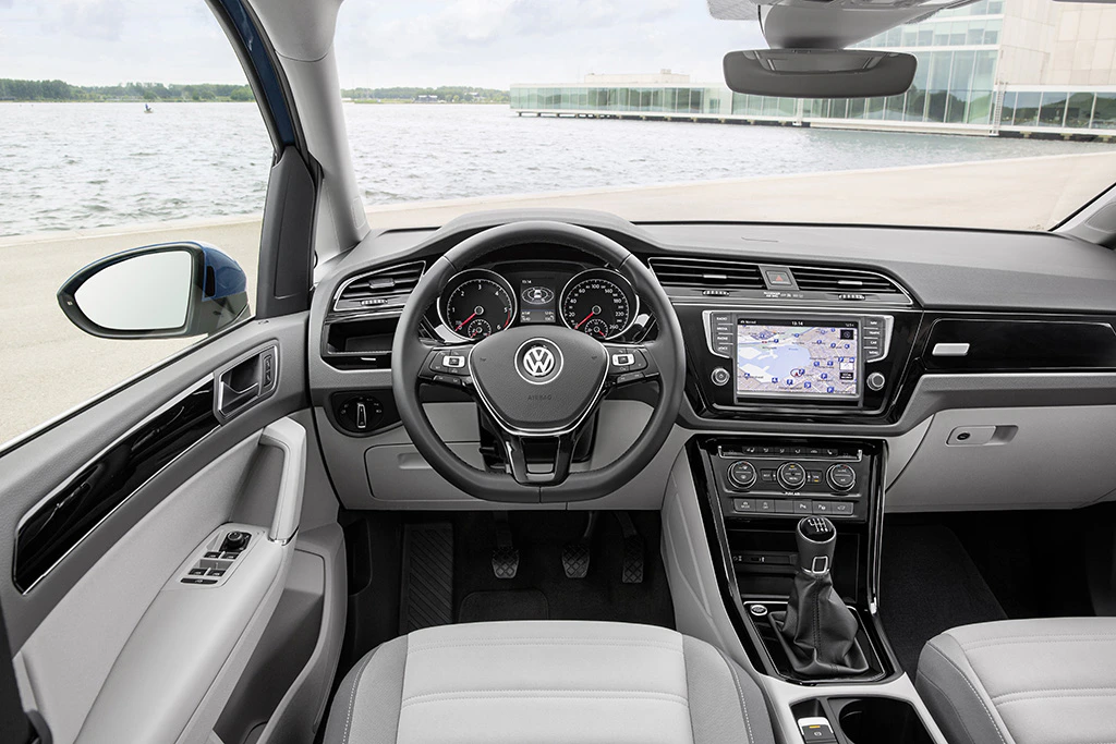 VW Touran 2 Innenansicht Fahrerposition statsisch grau