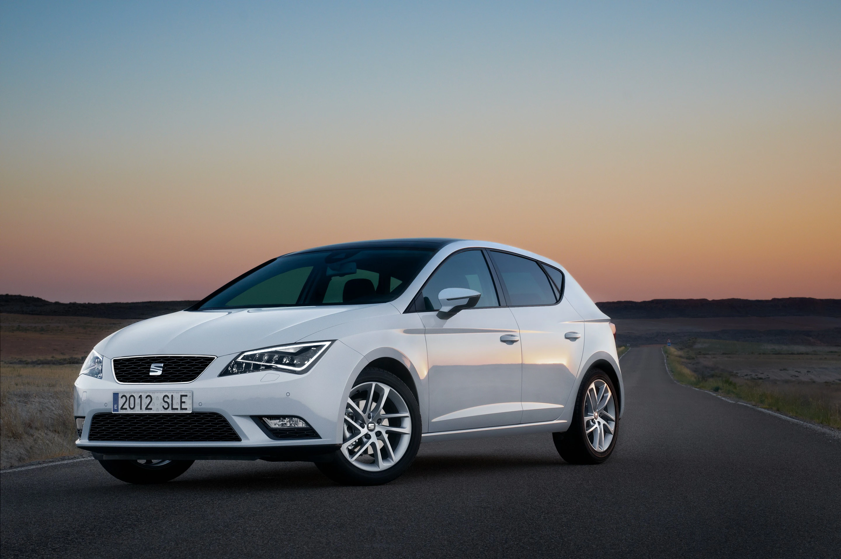 SEAT Leon 5F Front schräg statisch weiss