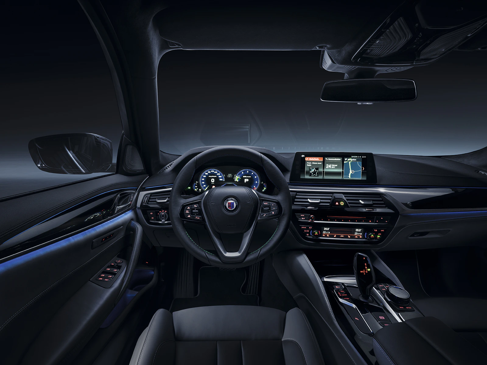 Modernes Autoinnenraumdesign mit digitalem Armaturenbrett, großem Touchscreen, multifunktionalem Lenkrad und eleganter Beleuchtung.