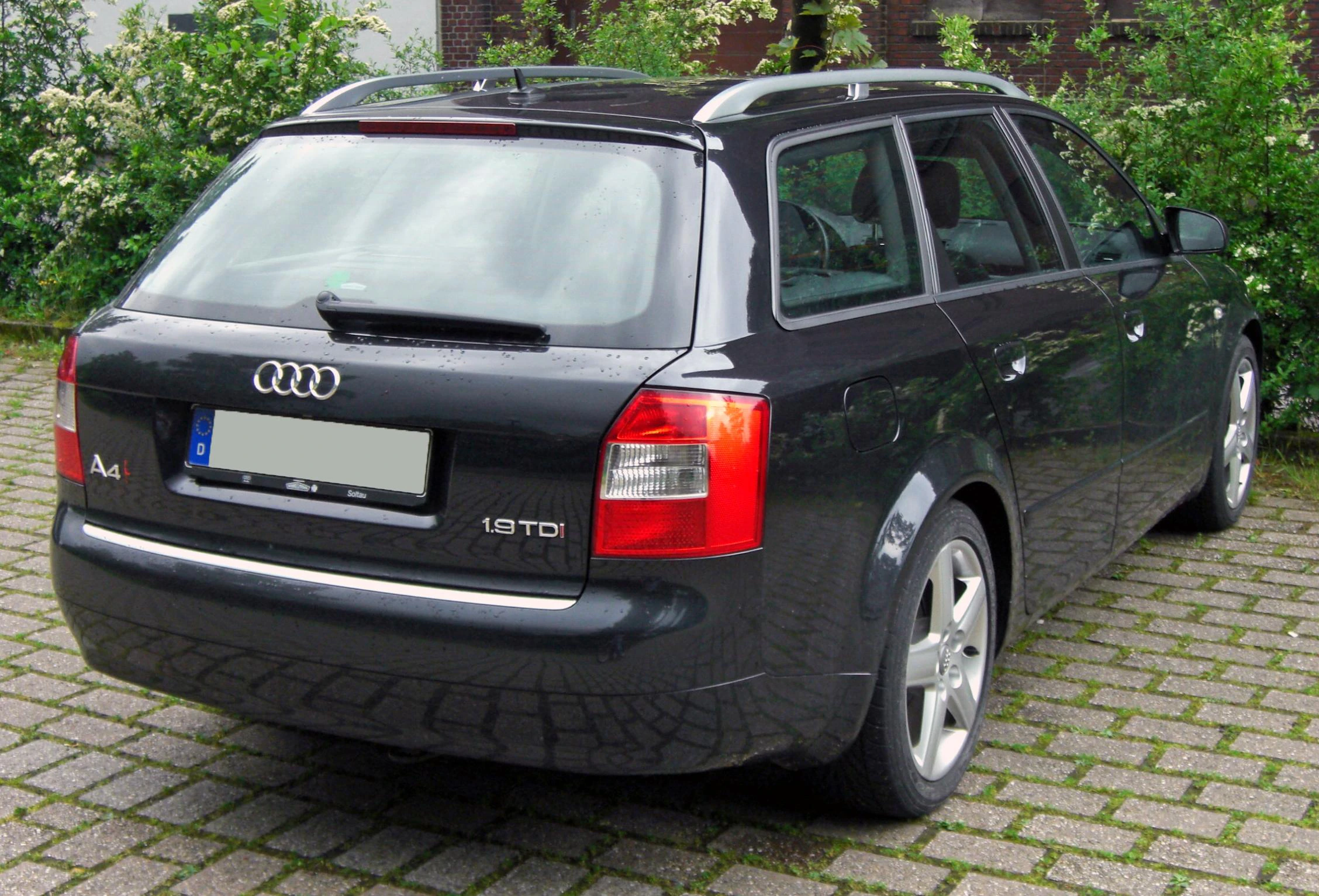 Audi A4 Avant B6 Aussenansicht Heck schräg statisch schwarz
