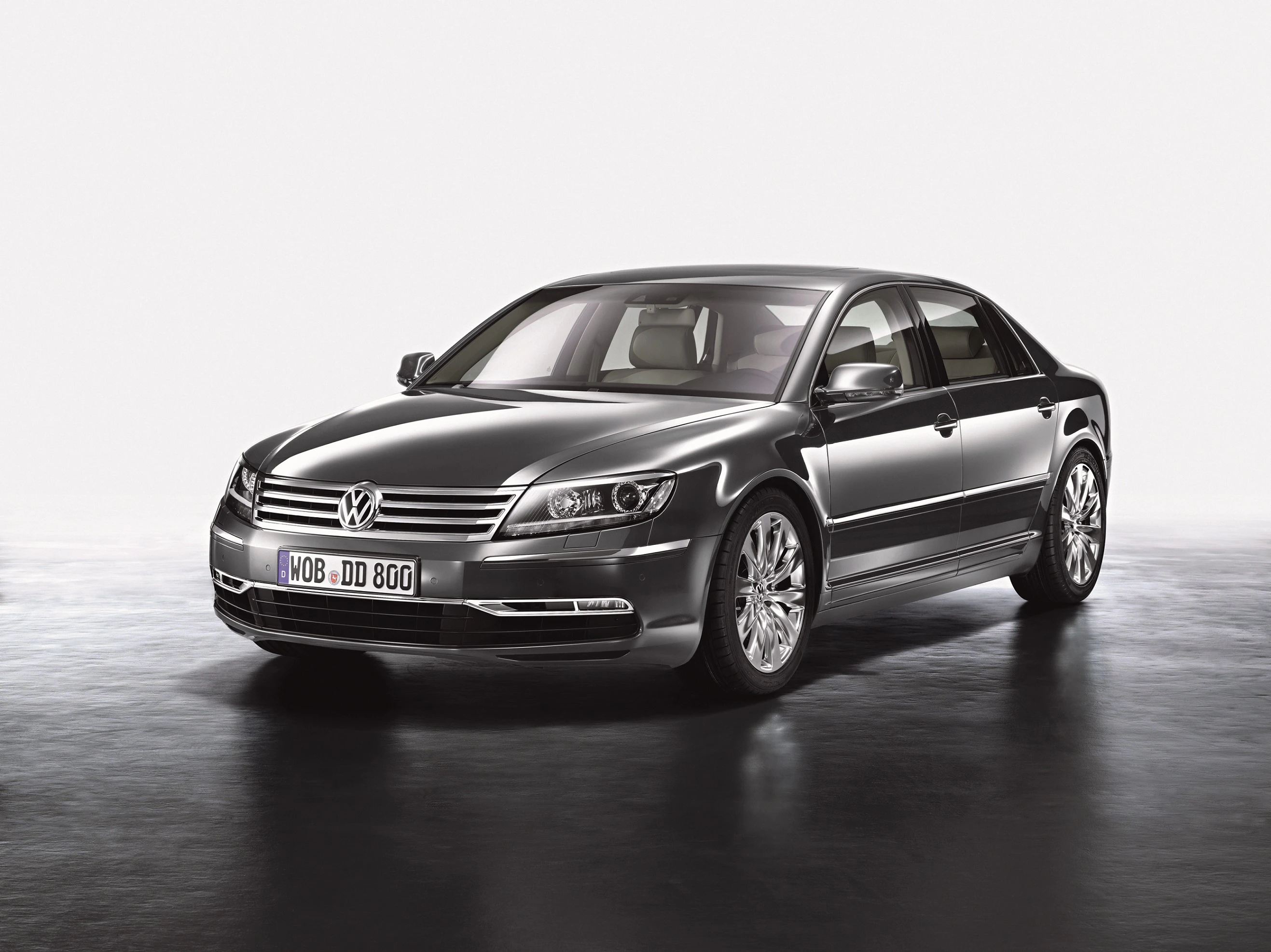 Schwarzer Volkswagen Phaeton, seitliche Frontansicht, auf grauem Boden, vor weißem Hintergrund.