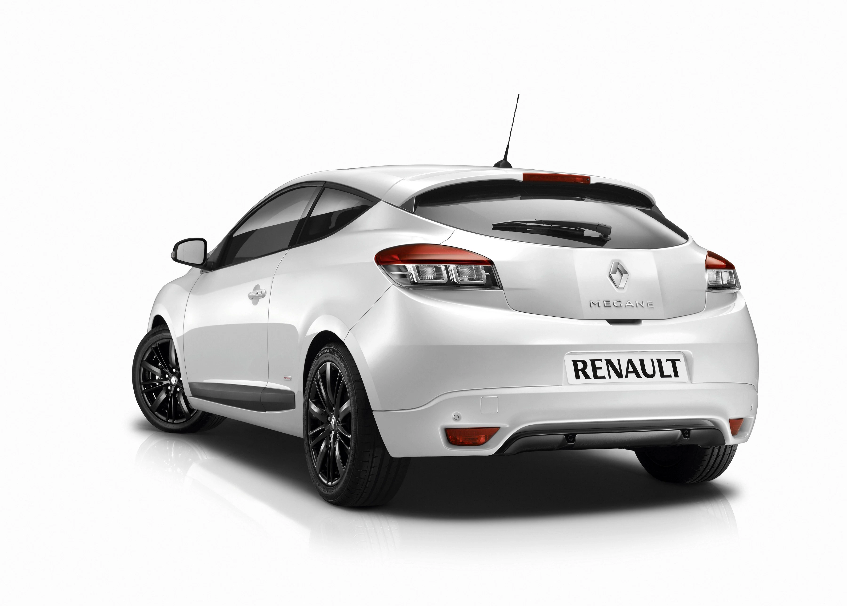 Weißer Renault Megane Coupé von hinten, auf weißem Hintergrund, mit schwarzem Dachspoiler und stilvollen Felgen.