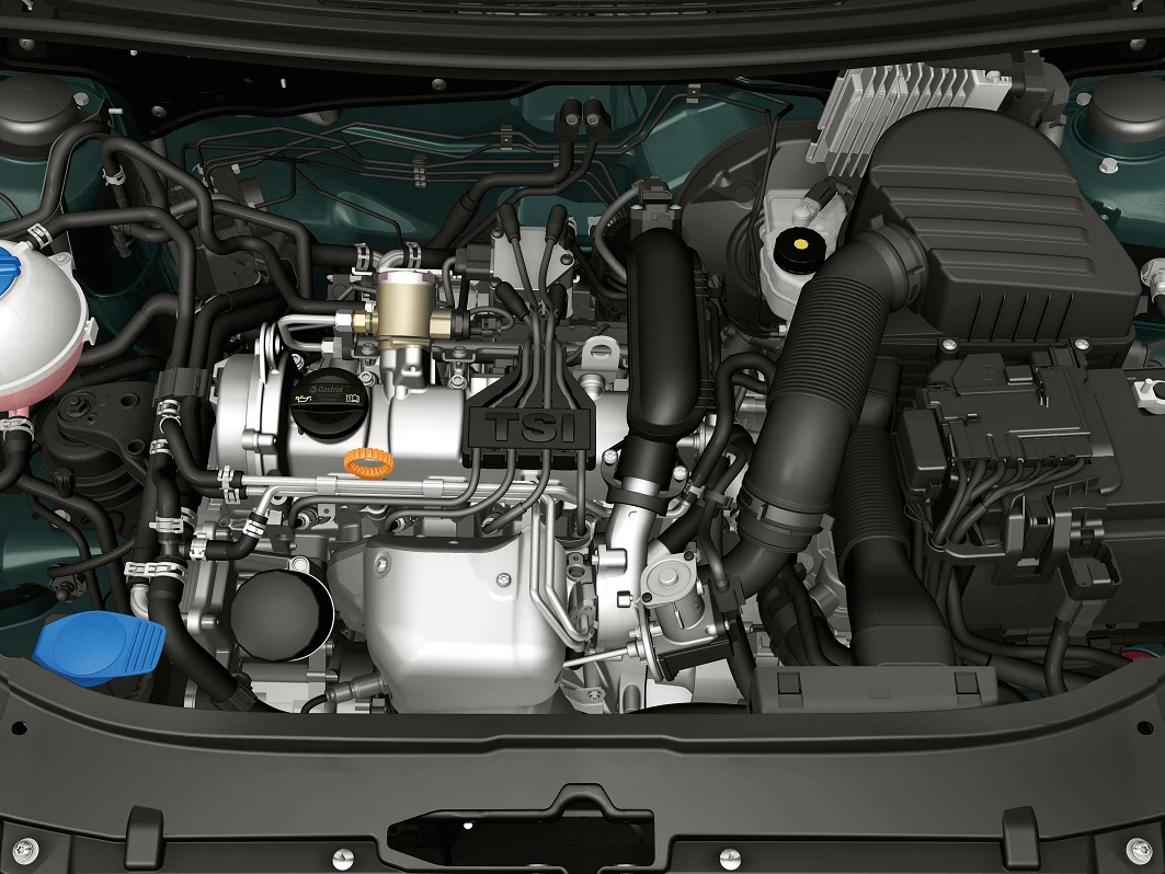 Nahaufnahme eines Autoturboladermotors mit sichtbaren Schläuchen und Komponenten in einem Motorraum.
