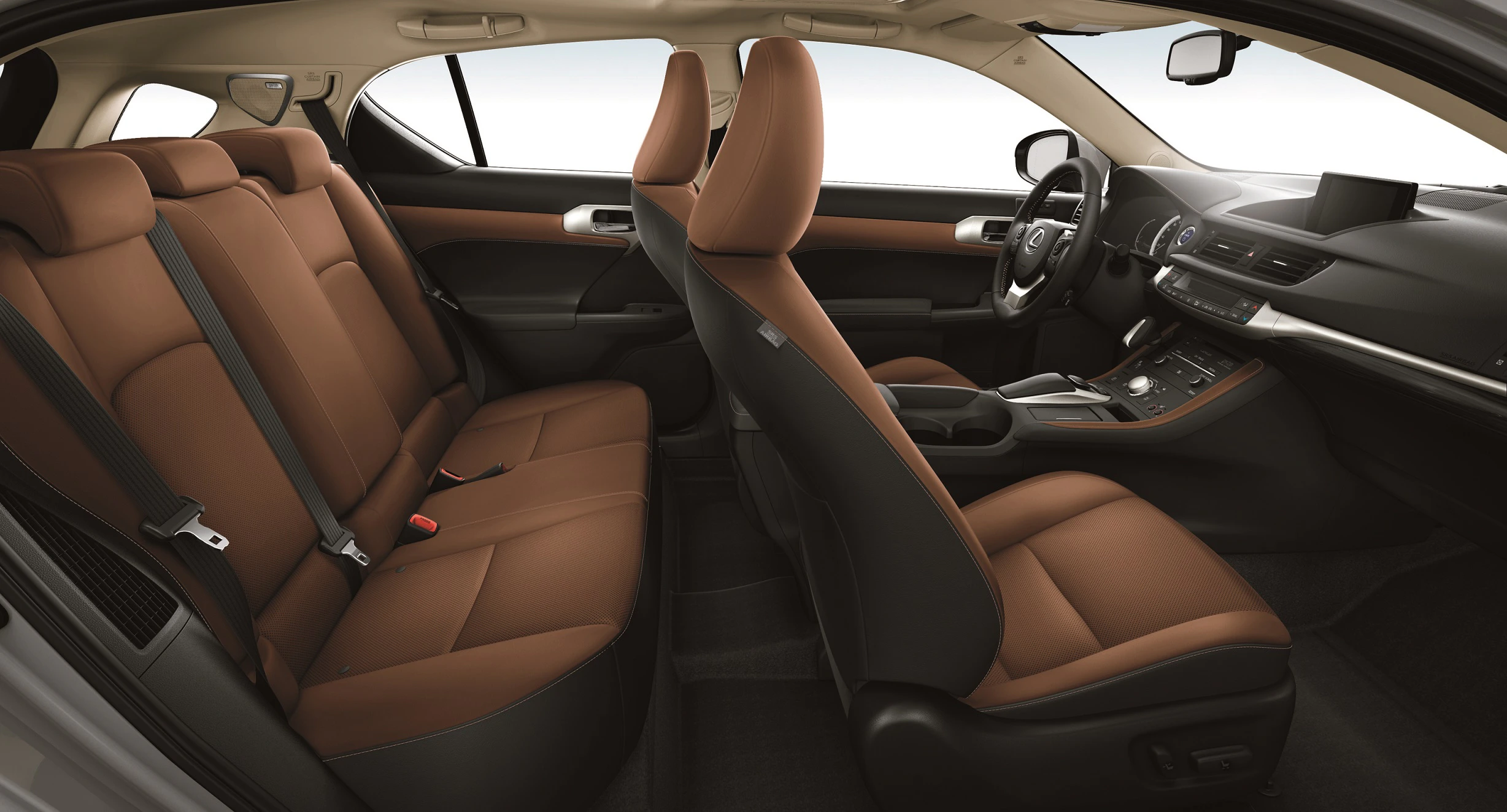 Innenansicht eines Autos mit braunen Ledersitzen, modernem Armaturenbrett und Mittelkonsole. Fahrer- und Beifahrersitz sind sichtbar.
