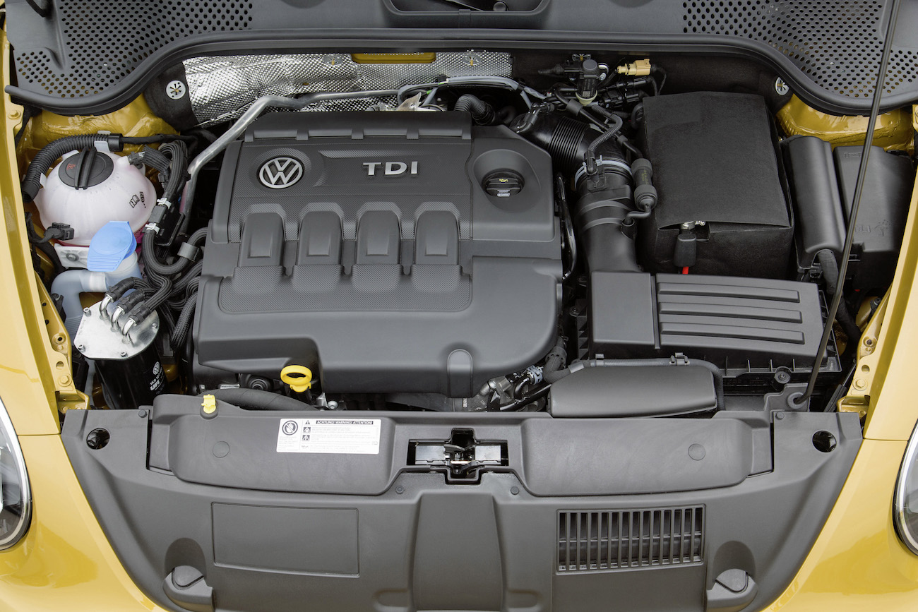 Motorraum eines Volkswagen TDI, gut sichtbar ist der Turbodieselmotor mit einem sauber organisierten Layout und verschiedenen Komponenten.