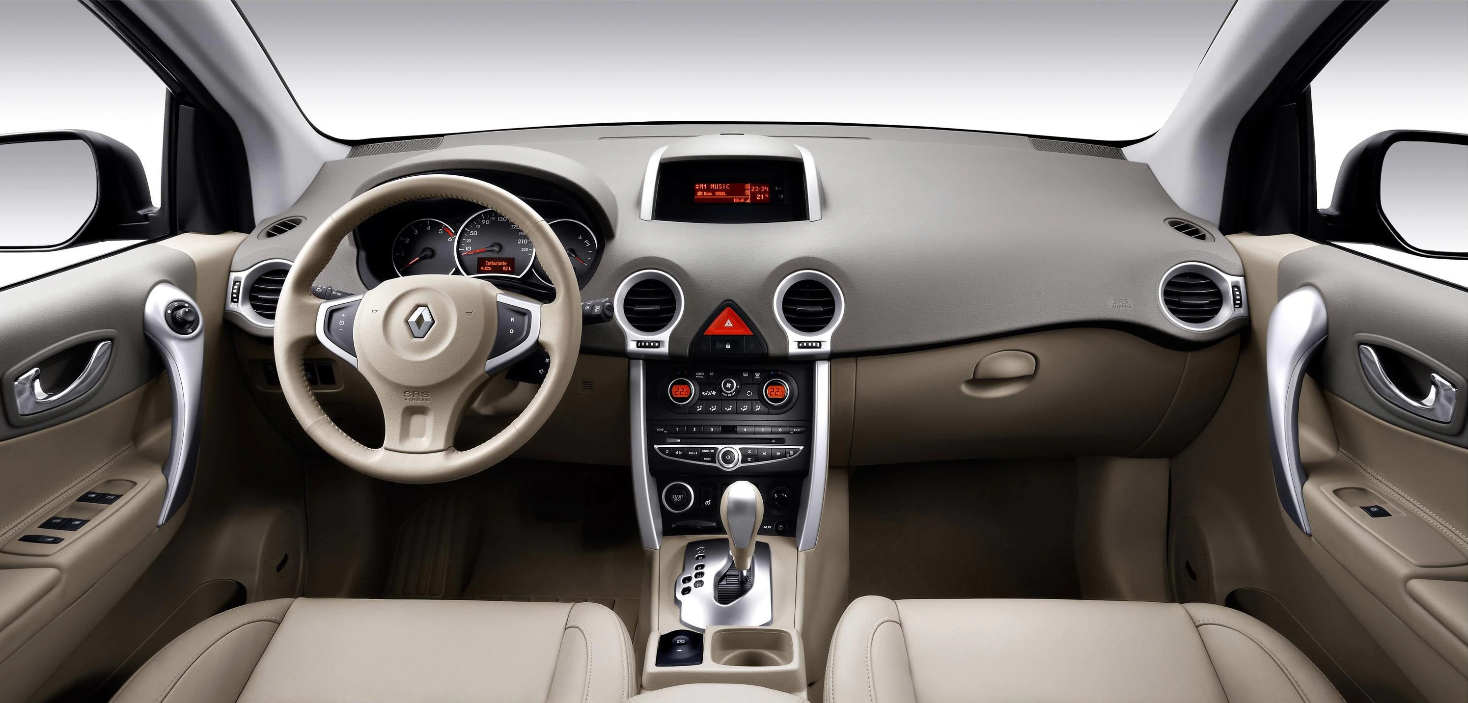 Innenraum eines Autos mit cremefarbenem Armaturenbrett, Renault-Logo auf dem Lenkrad. Zentraler Bildschirm und Bedienelemente in der Mittelkonsole.