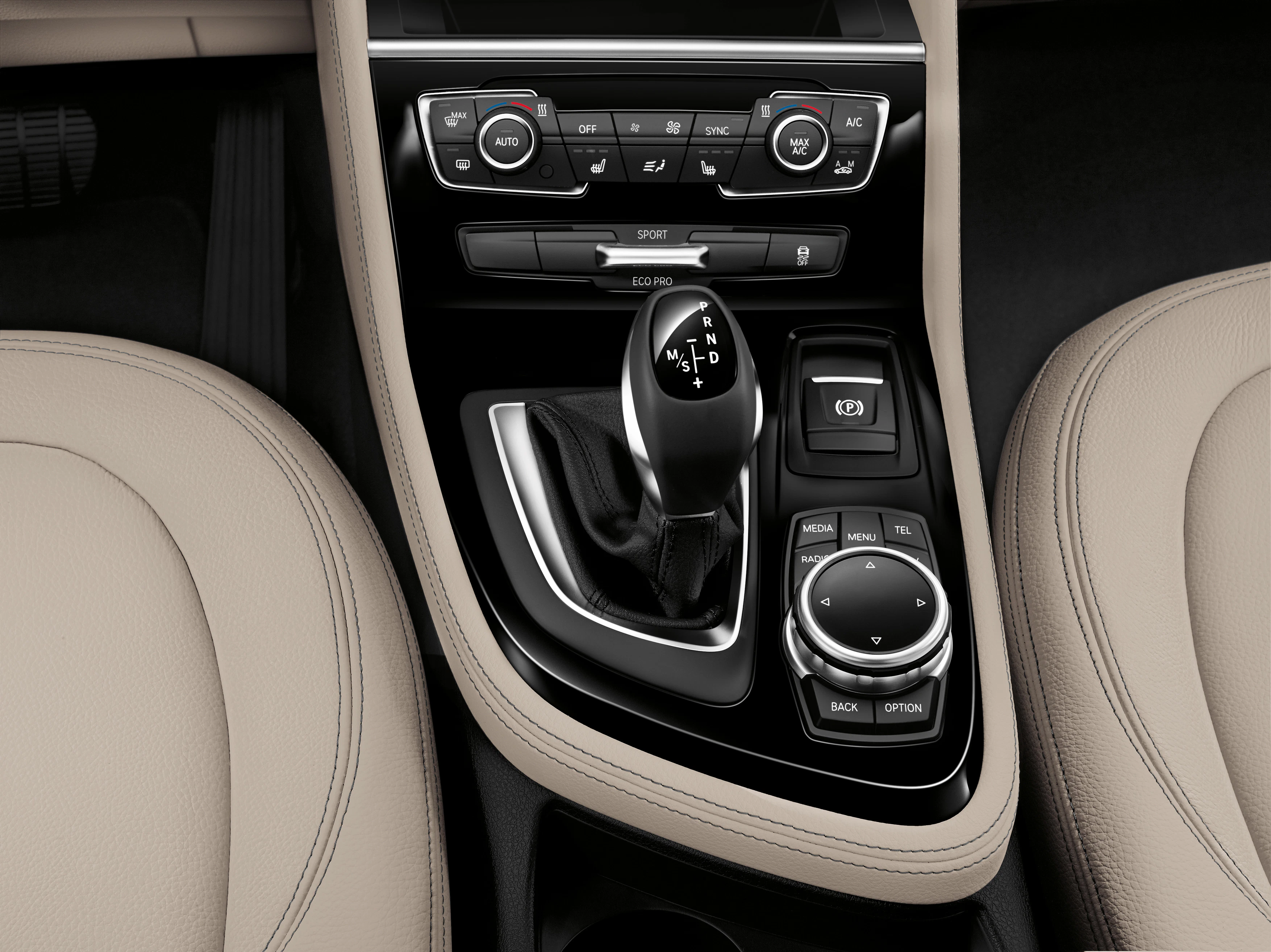 Nahaufnahme eines Automatikgetriebes in einem modernen Auto, umgeben von Bedienelementen und beigen Ledersitzen.