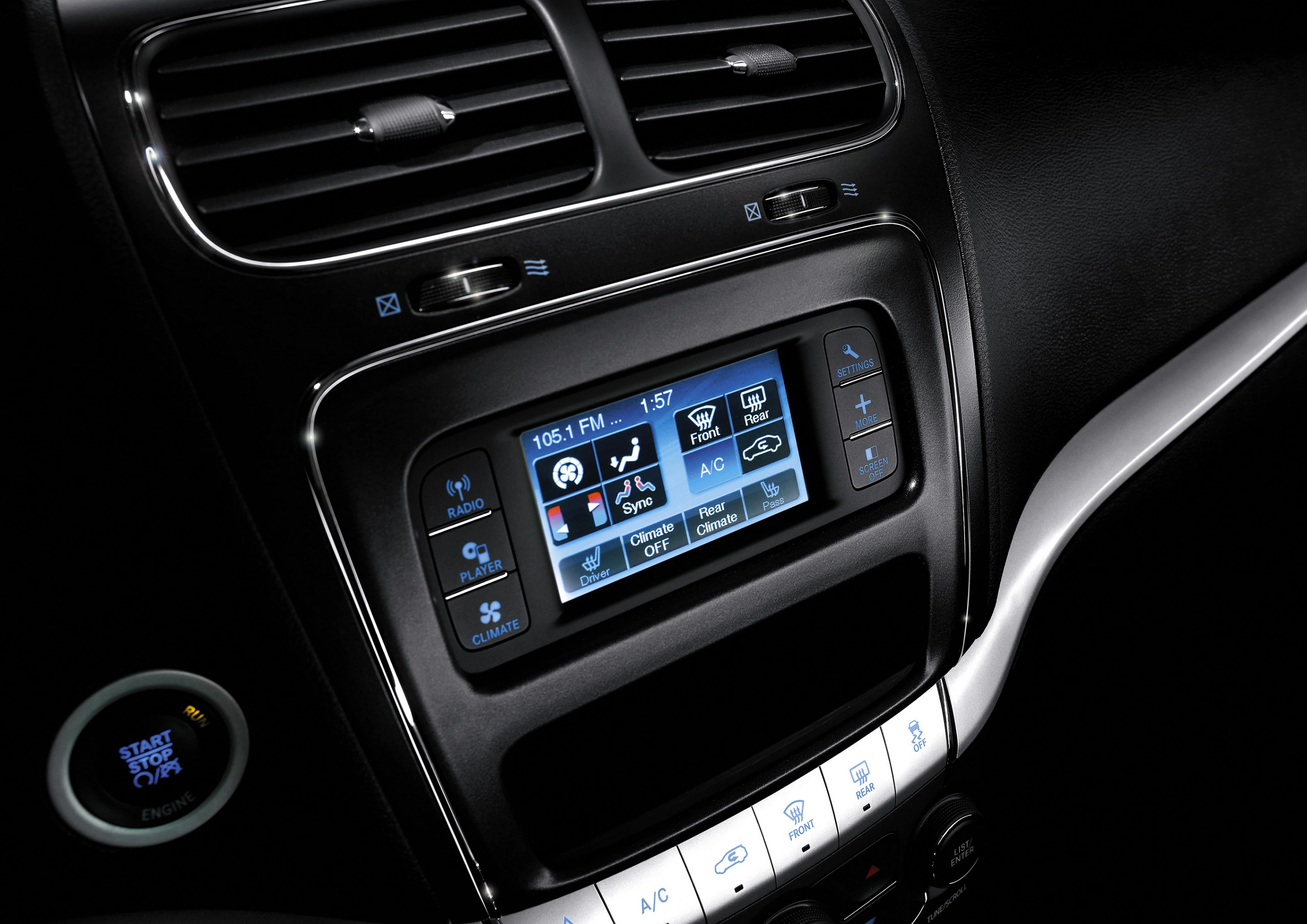 Innenansicht eines Autocockpits mit Touchscreen-Display, das Klimaanlage, Radio und andere Funktionen anzeigt.