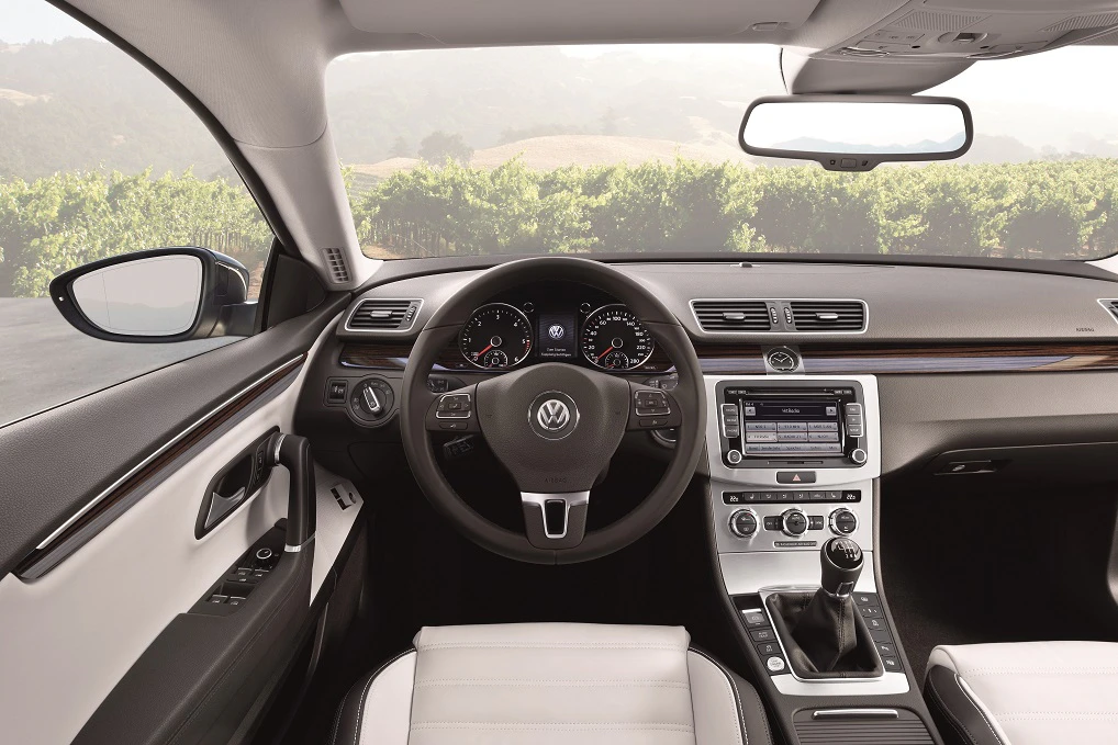 VW CC Innenansicht Fahrerposition statisch hellbraun