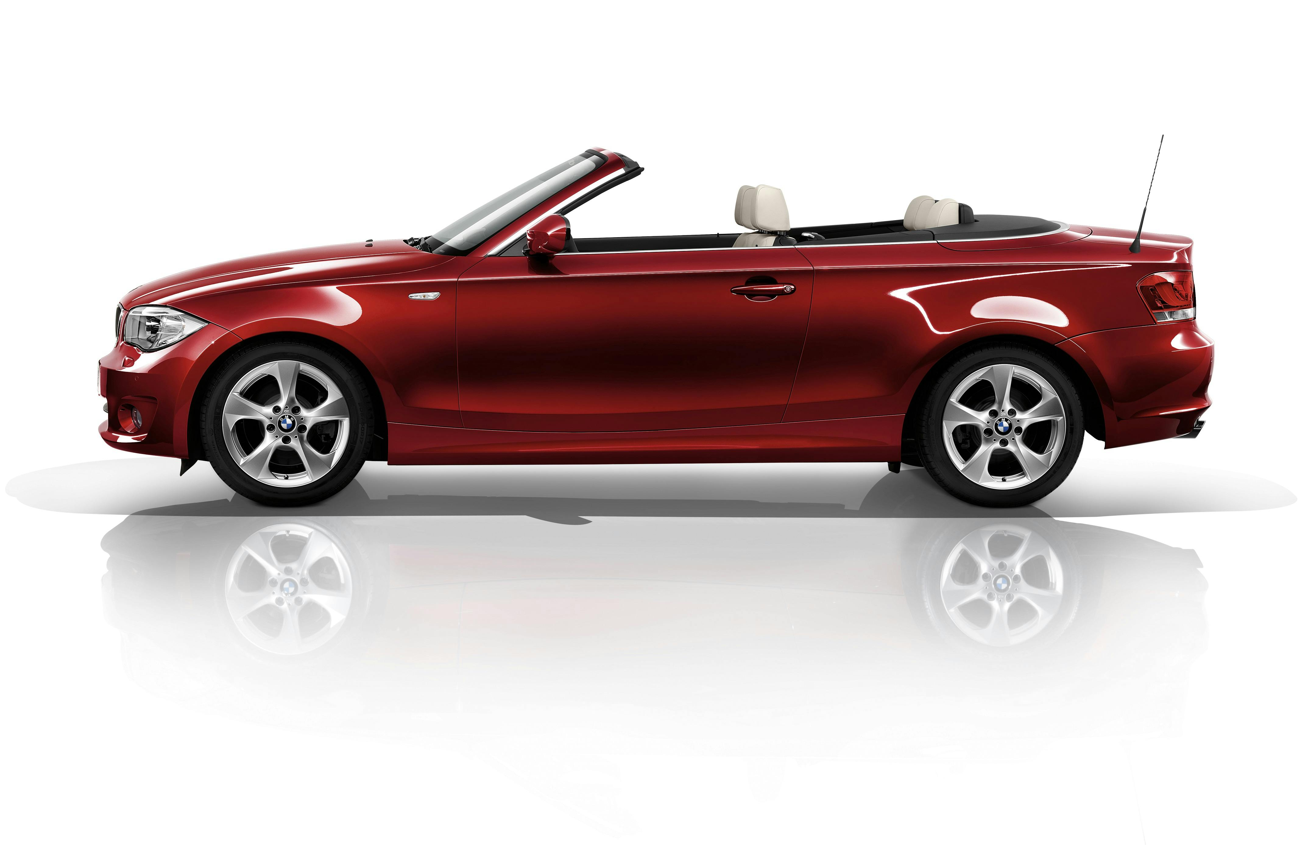 Roter Cabriolet mit geöffnetem Verdeck, seitliche Ansicht, auf weißem Hintergrund. Vier Türen und silberne Felgen.