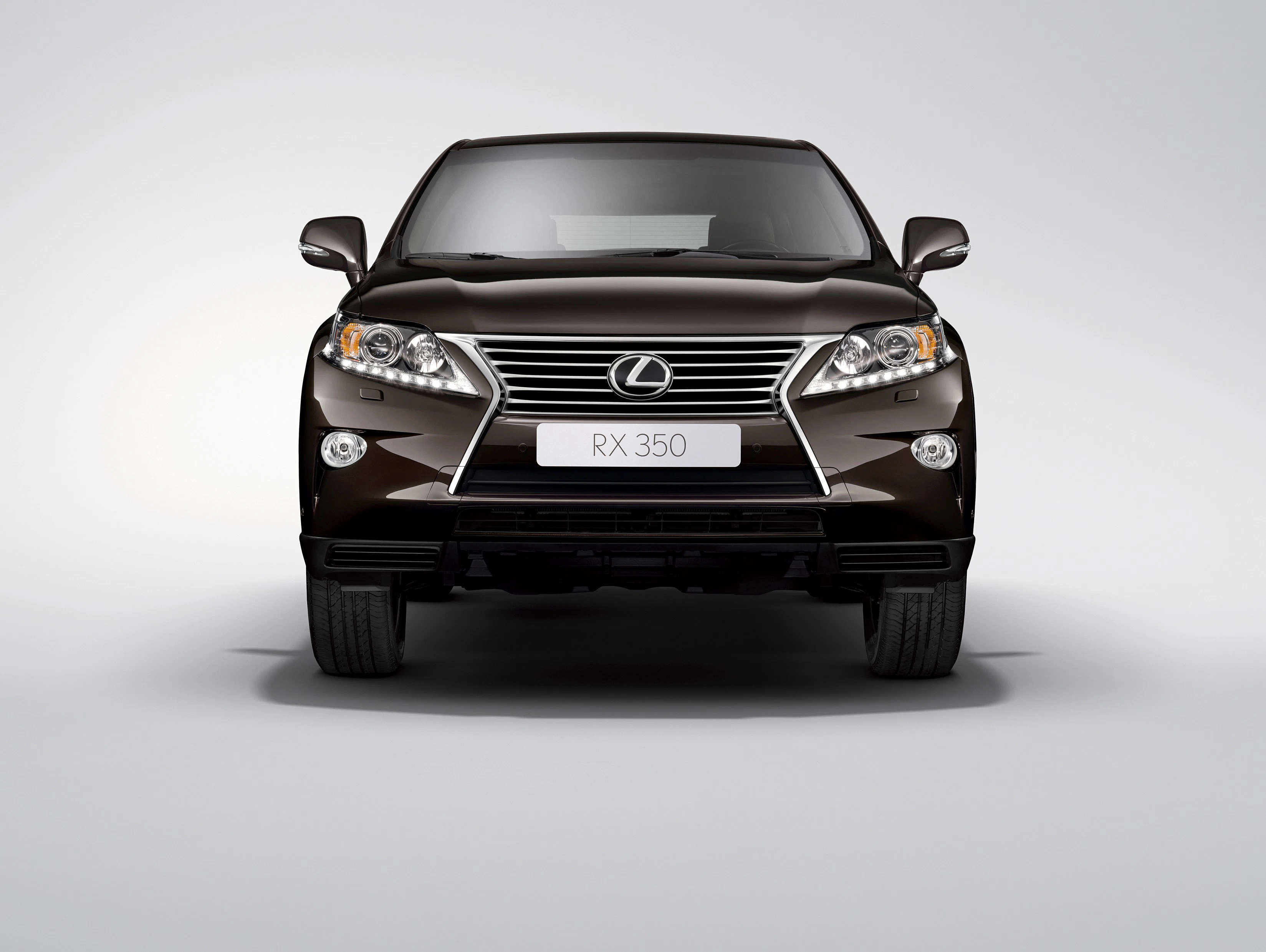 Frontansicht eines schwarzen Lexus RX 350 auf grauem Hintergrund, mit markantem Kühlergrill und glänzenden Scheinwerfern.