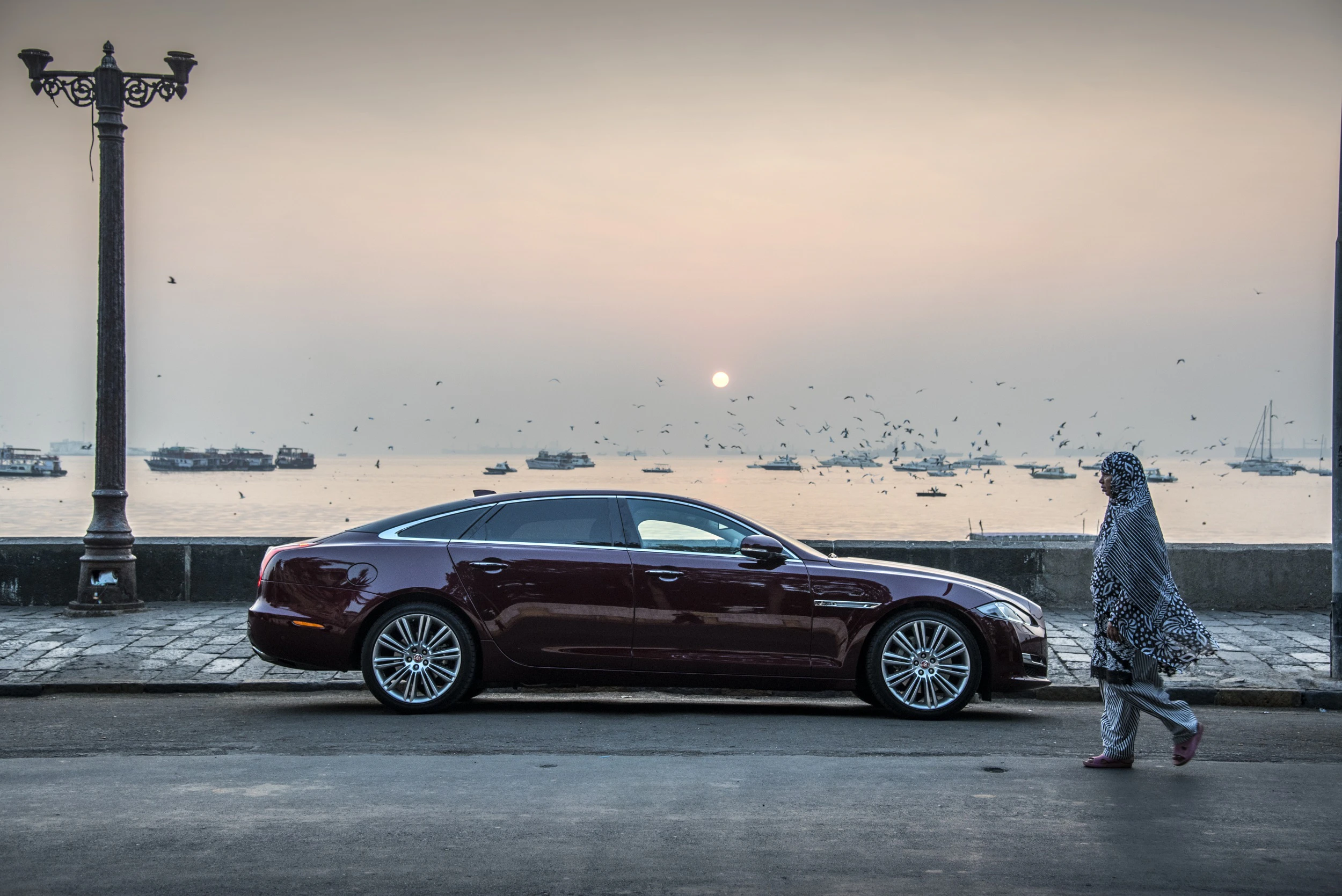Jaguar XJ X351 Aussenansicht Seite statisch violett