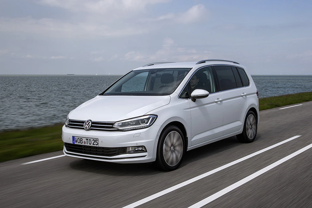 VW Touran 2 Aussenansicht Front schräg dynamisch weiss