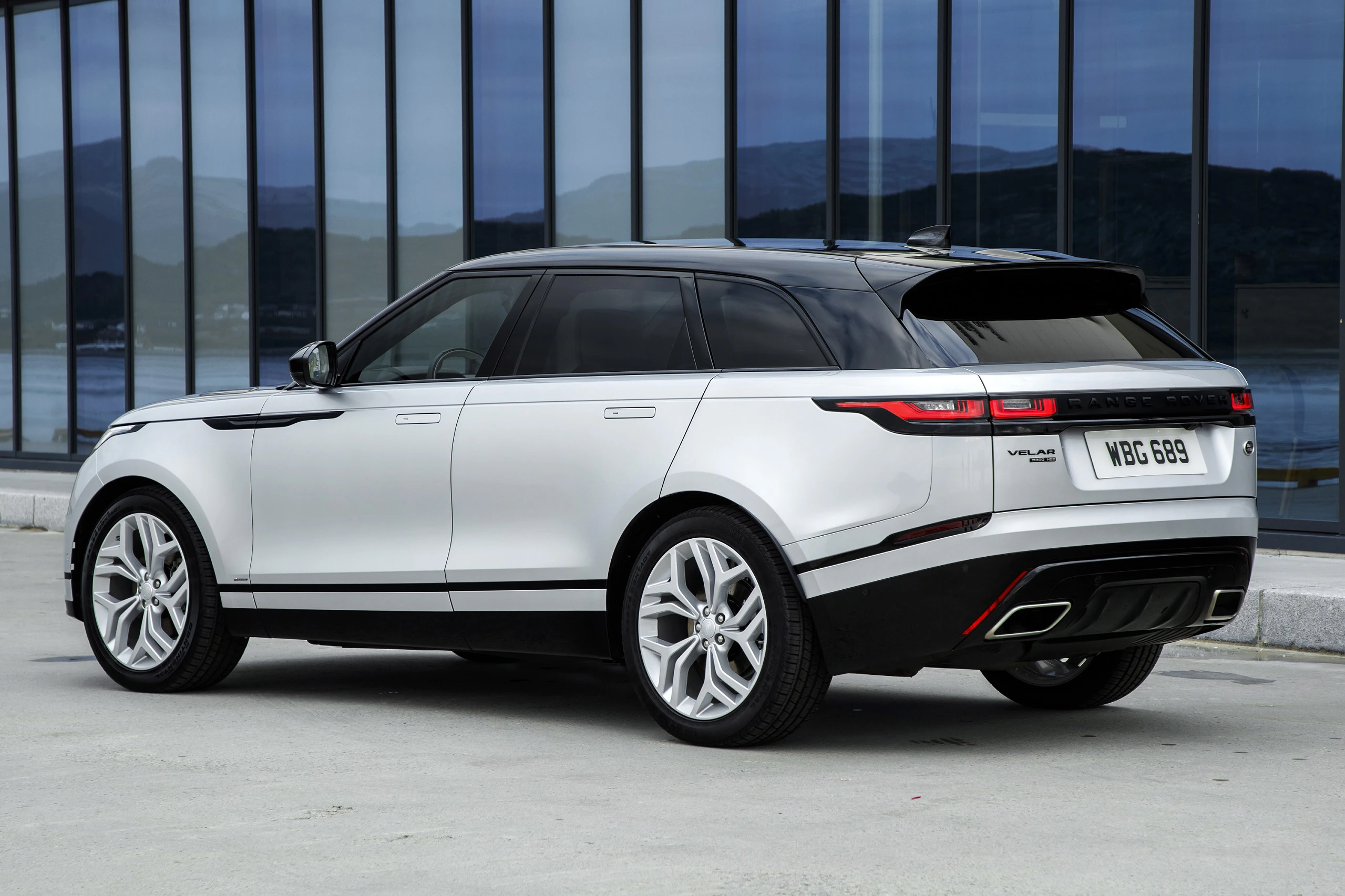 Land Rover Range Rover Velar Aussenansicht Heck schräg statisch weiß