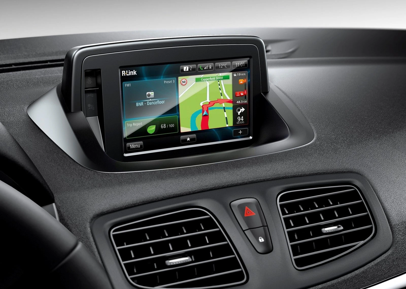 Navigationssystem im Auto mit farbigem Bildschirm, das eine Karte und aktuelle Musikwiedergabe anzeigt, eingebaut in ein Armaturenbrett.