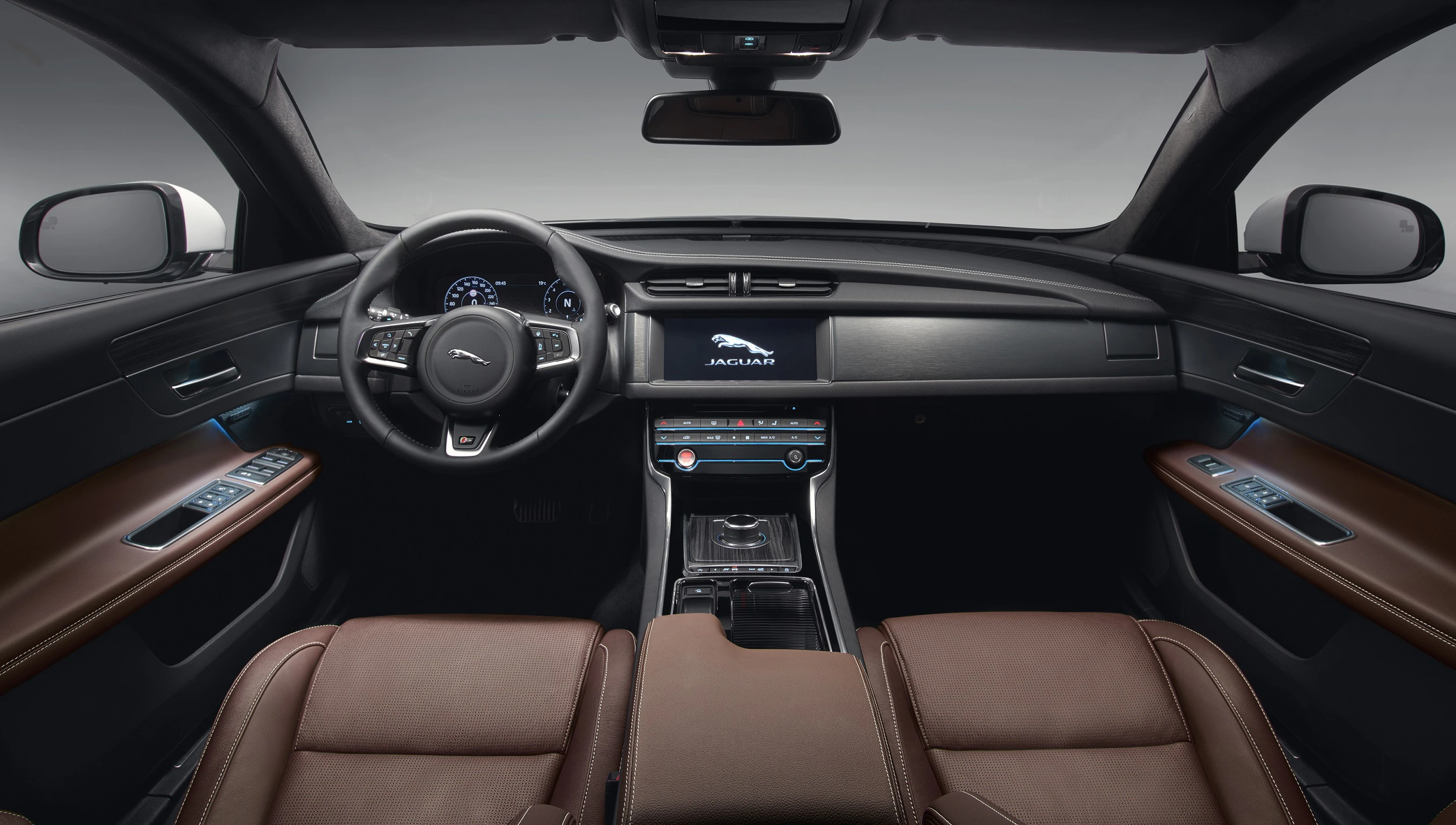Innenraum eines Luxusautos mit braunen Ledersitzen, modernem Armaturenbrett, Multifunktionslenkrad und Digitalanzeigen.