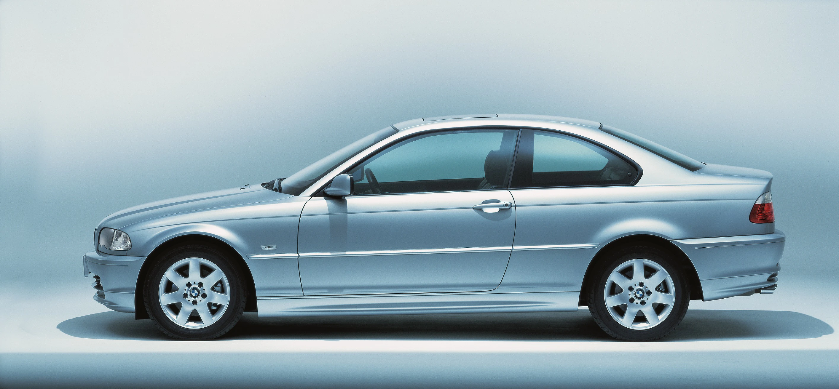 BMW 3er Coupé E46 Aussenansicht Seite statisch Studio silber