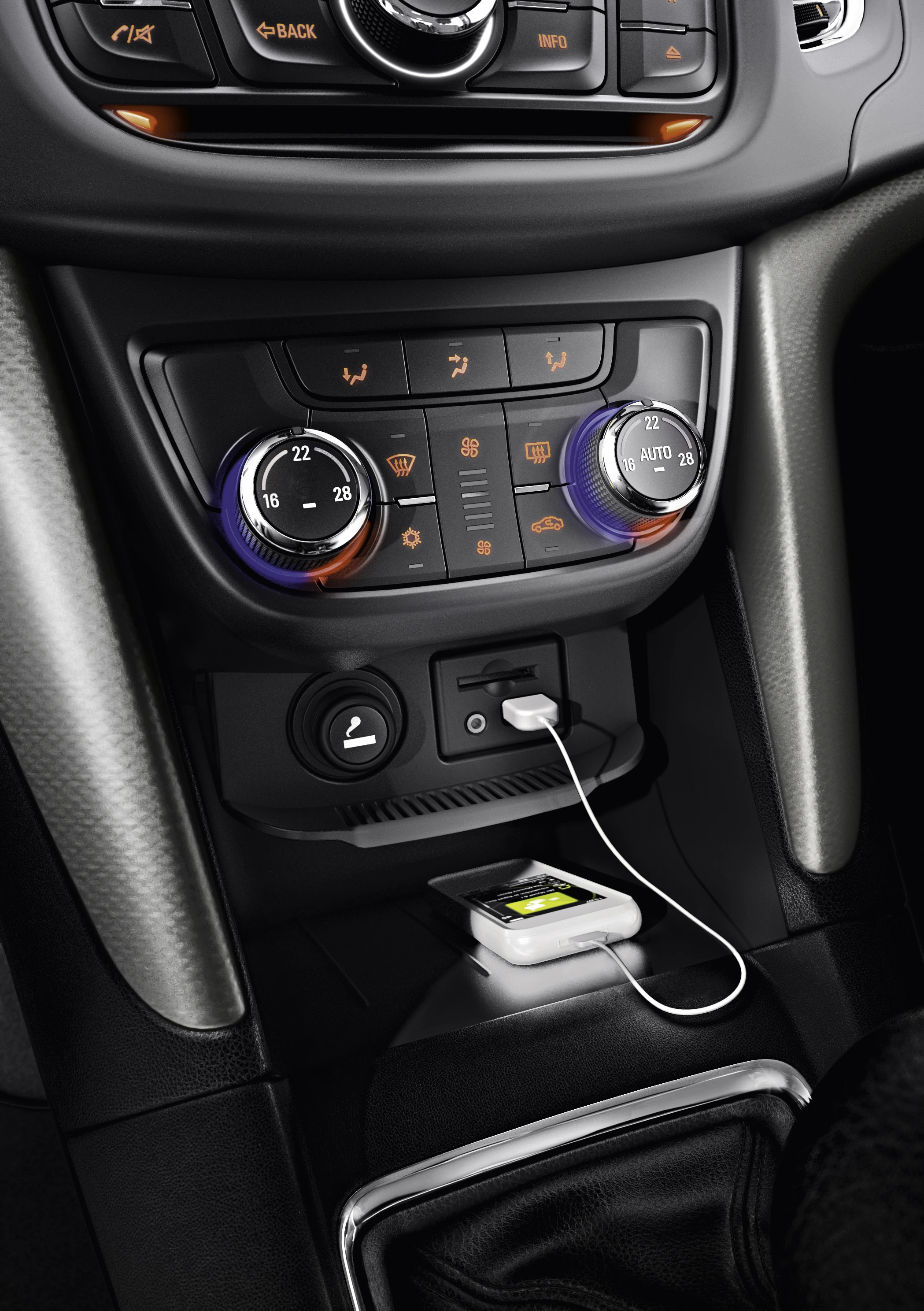 Mittelkonsole eines Autos mit Klimaanlagensteuerung und angeschlossenem MP3-Player über USB-Kabel.