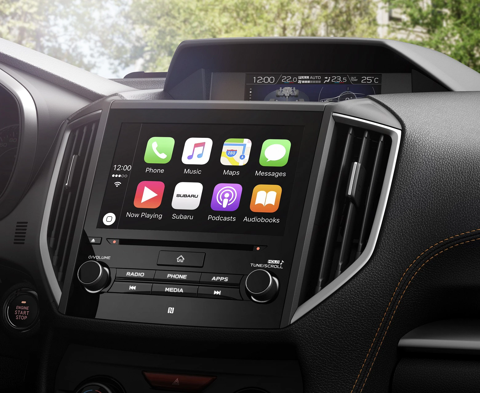Nahaufnahme eines Autoinnenraums mit einem Infotainment-Bildschirm, der Apps wie Telefon, Musik und Karten unter einer Uhrzeit- und Temperaturanzeige zeigt.