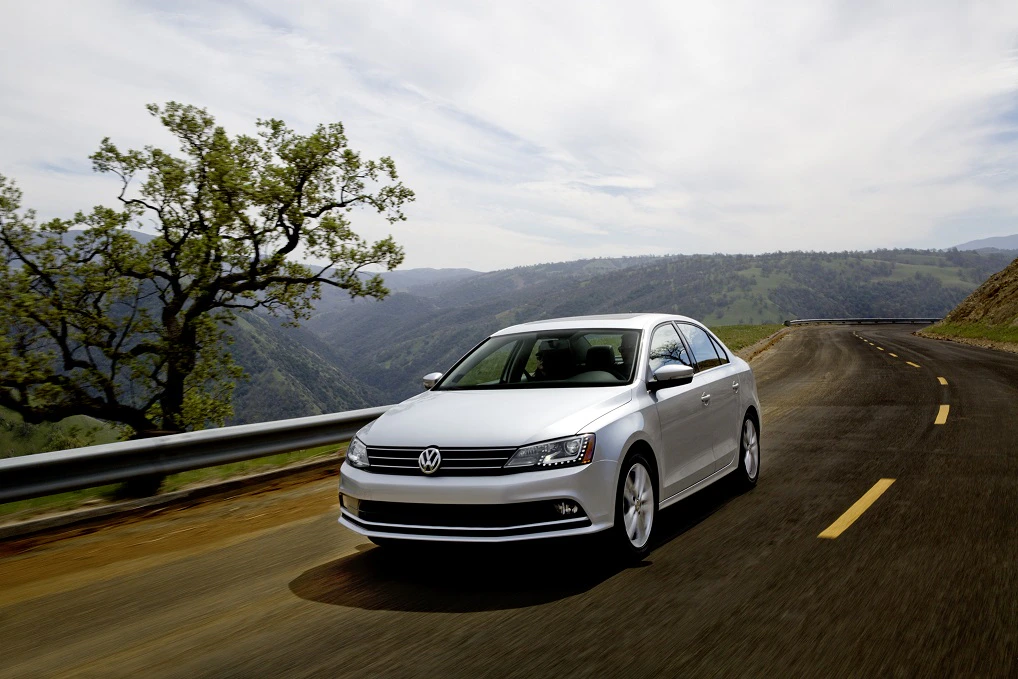VW Jetta 6 Aussenansicht Front schräg dynamisch silber