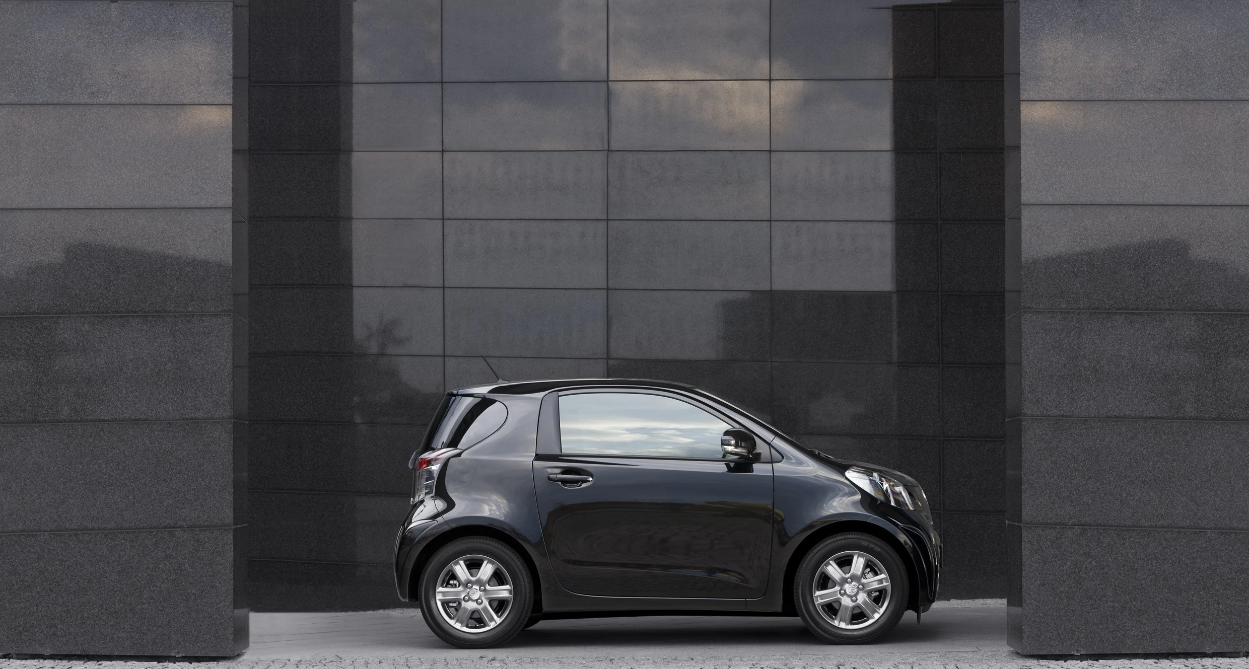 Toyota iQ AJ1 Aussenansicht Seite schräg statisch schwarz
