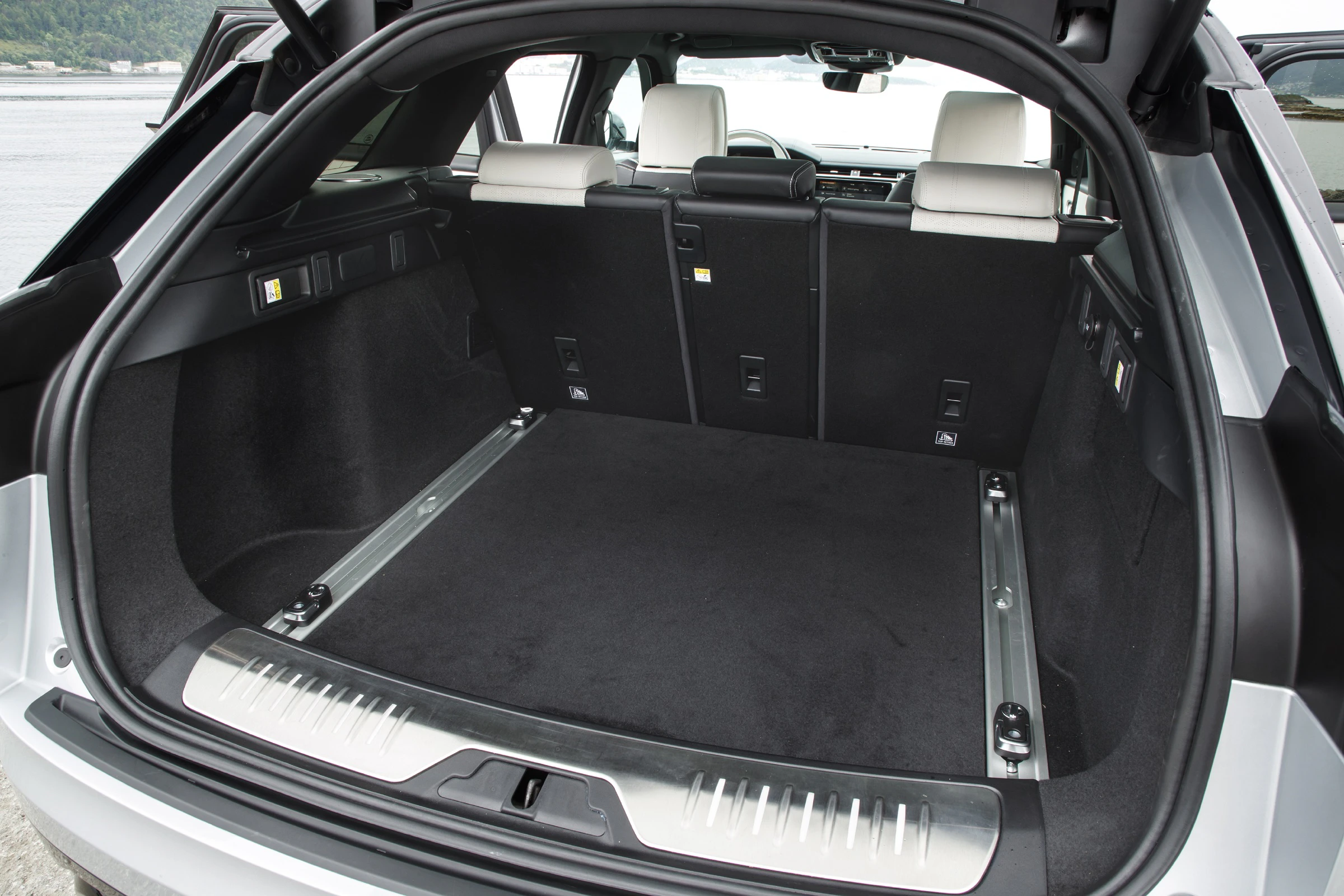 Land Rover Range Rover Velar Innenansicht Detail Kofferraum statisch schwarz