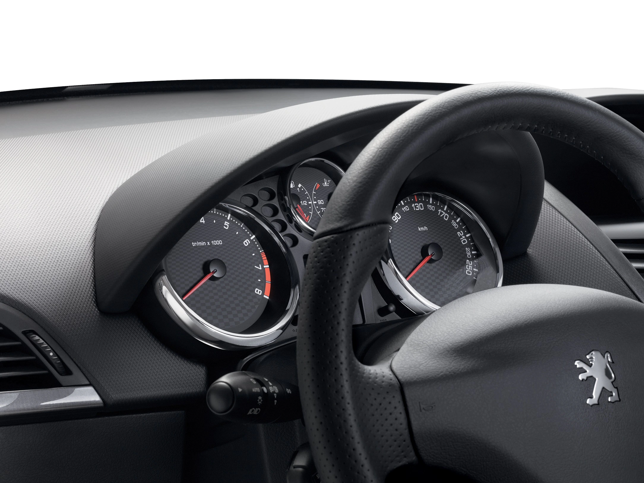 Nahaufnahme eines Autoinnenraums mit Lenkrad und Tacho eines Peugeot. Tachometer zeigt eine Geschwindigkeitsskala bis 220 km/h.