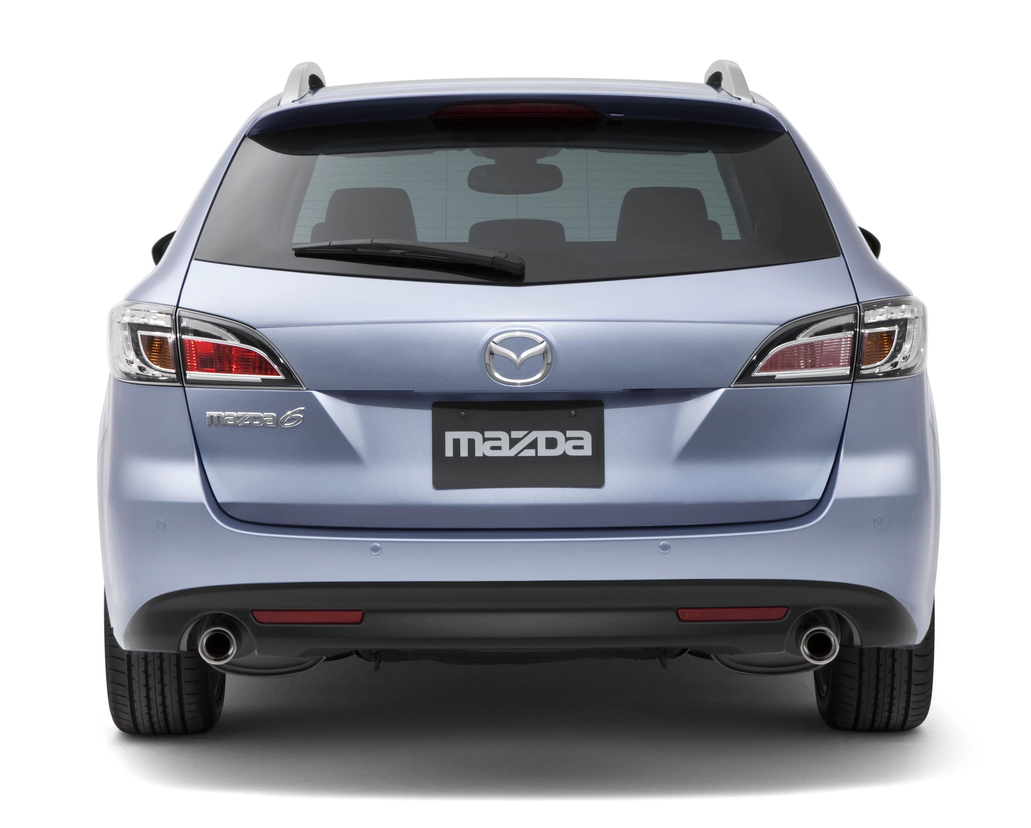 Rückansicht eines blauen Mazda 6 Kombis mit Mazda-Emblem, glänzender Lack und zwei Auspuffrohren.