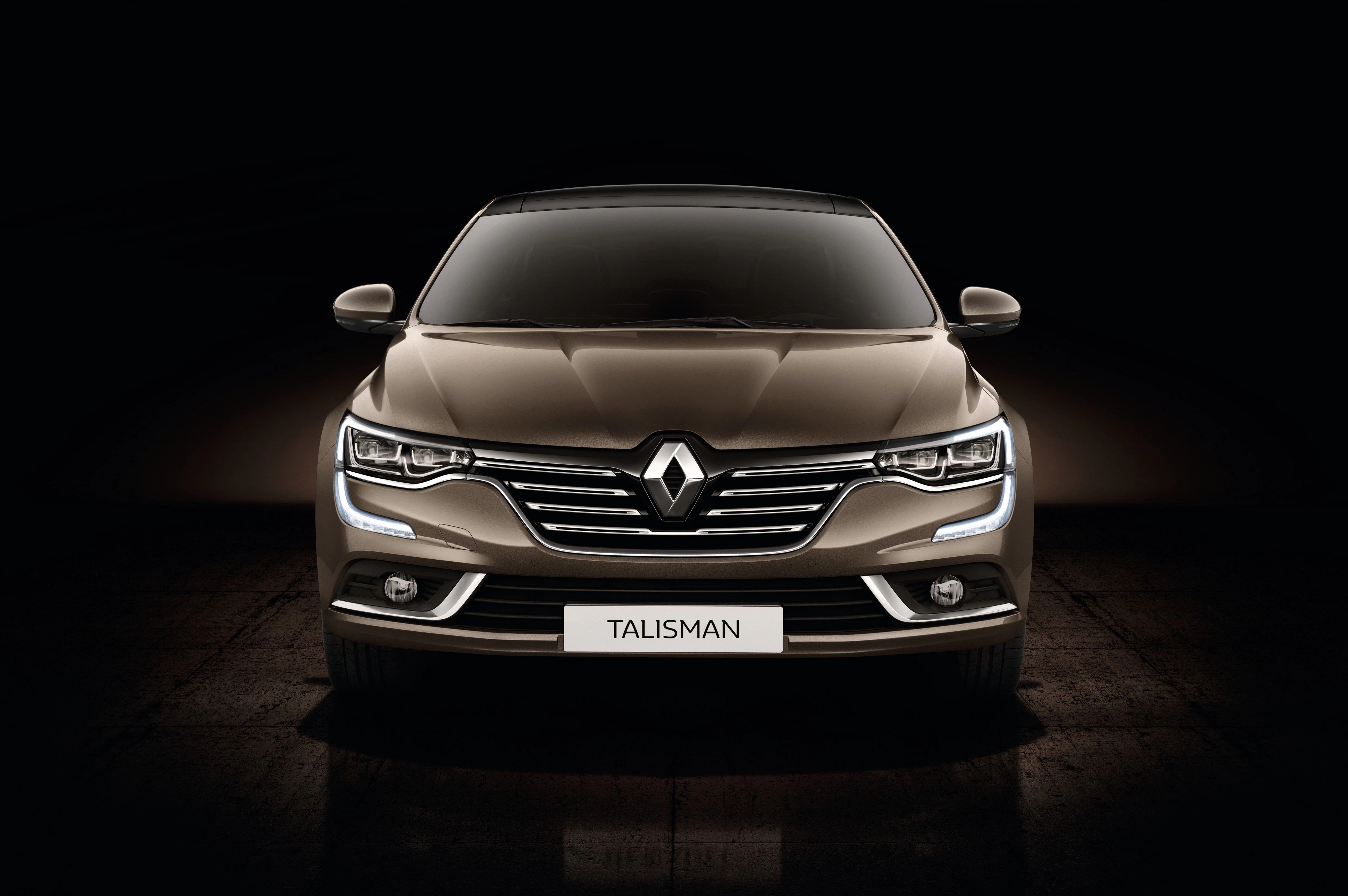 Frontansicht eines bronzefarbenen Autos mit Renault-Logo, modernen Scheinwerfern und dem Modellnamen "Talisman" auf dem Kennzeichen.