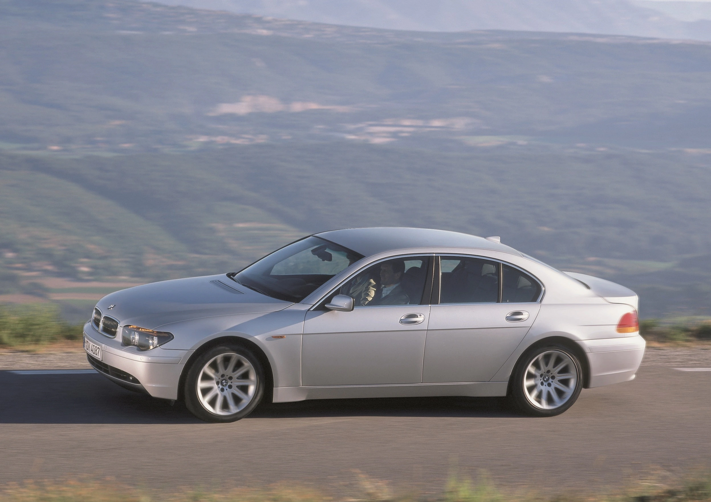 BMW 7er Limousine E65 Aussenansicht Seite statisch grau